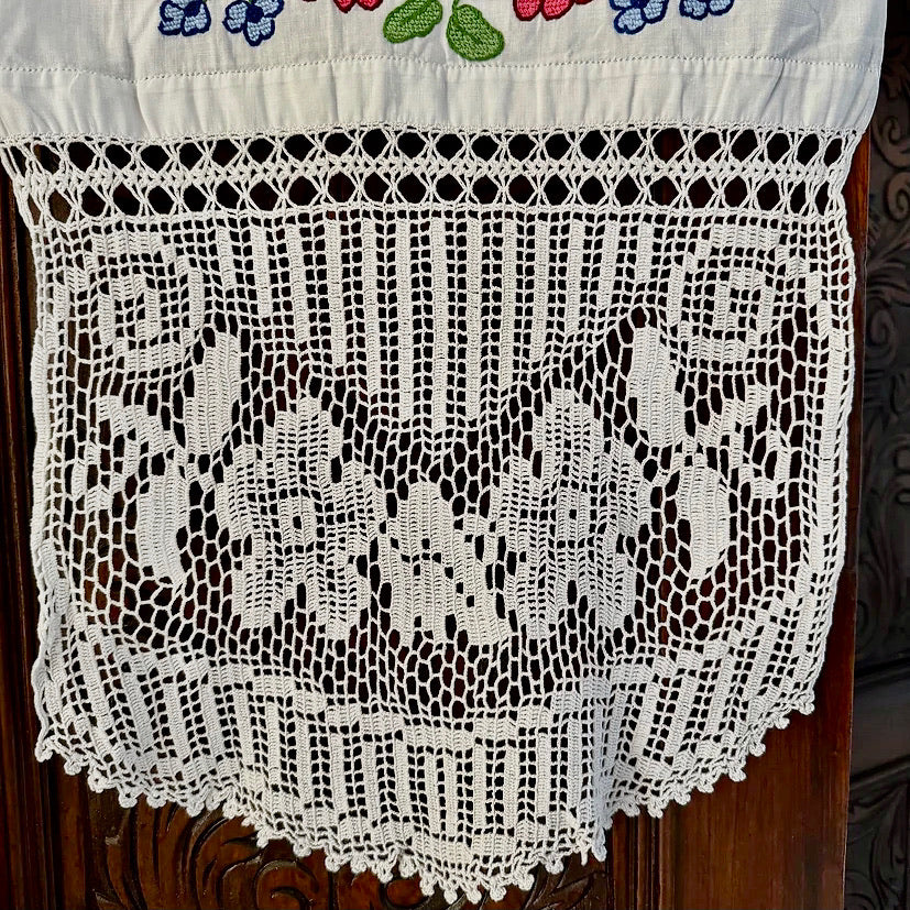Toalla de Rumanía con Bordados y Encaje Hechos a Mano, 1970