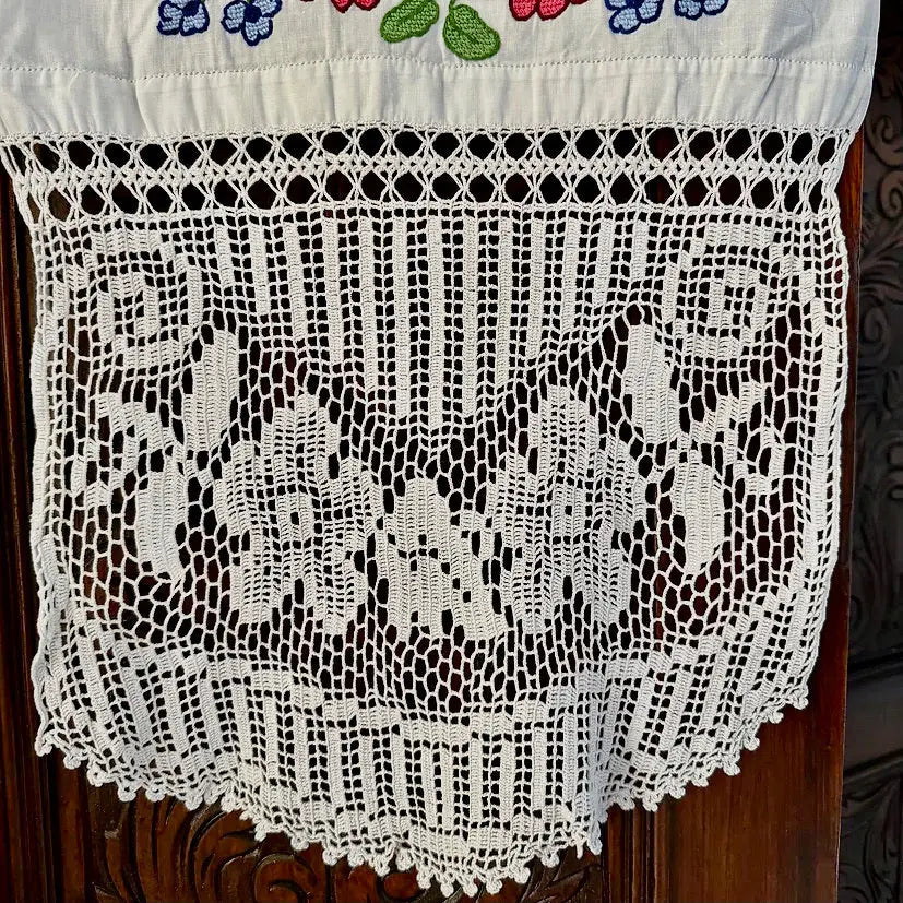 Toalla de Rumanía con Bordados y Encaje Hechos a Mano, 1970