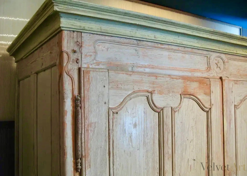 Armario de Convento Francés del Siglo XVIII con Detalles Originales