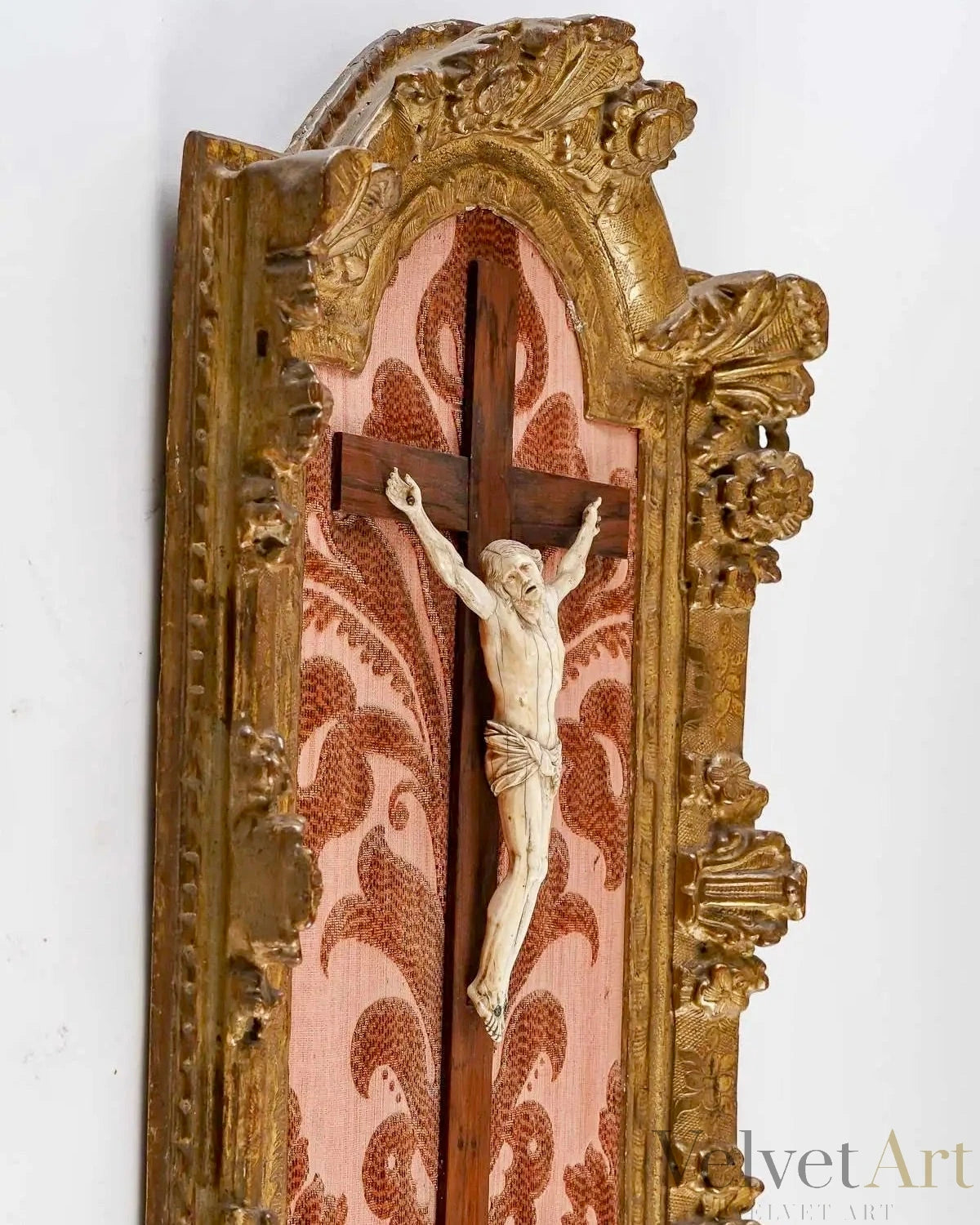 Cristo Tallado sobre Cruz de Madera con Marco Dorado al Estilo Luis XVI del Siglo XVIII – vista 2 de 7