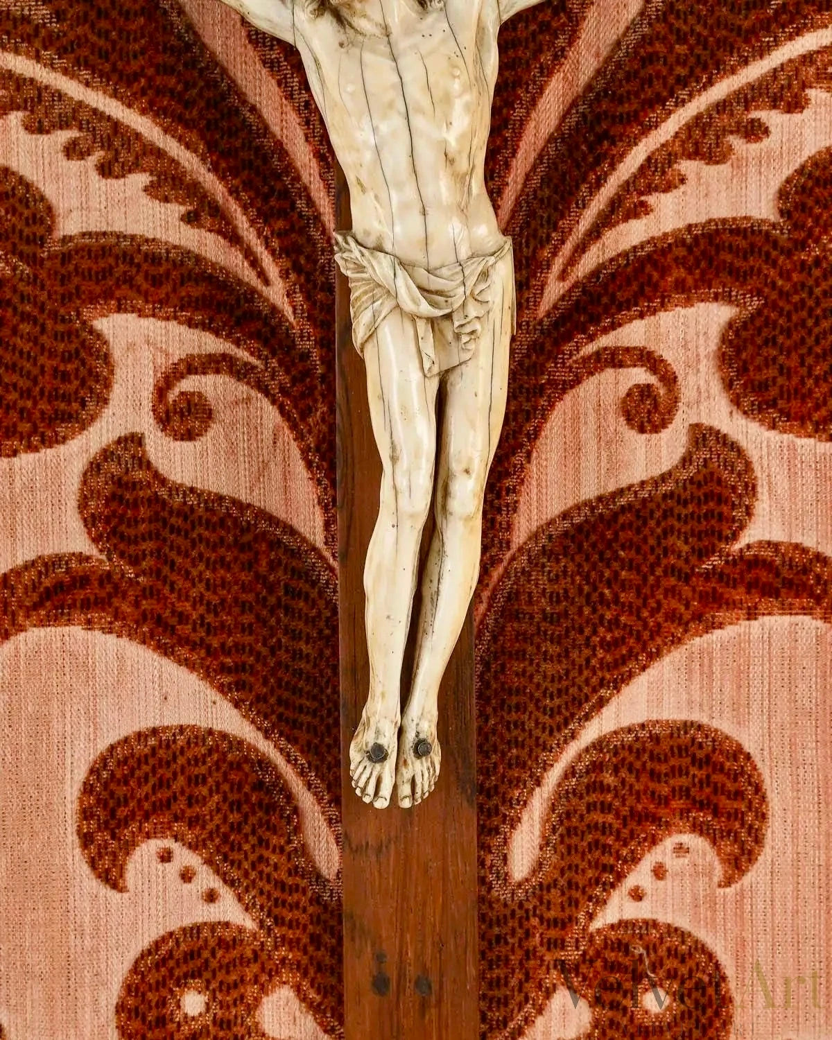 Cristo Tallado sobre Cruz de Madera con Marco Dorado al Estilo Luis XVI del Siglo XVIII – vista 5 de 7