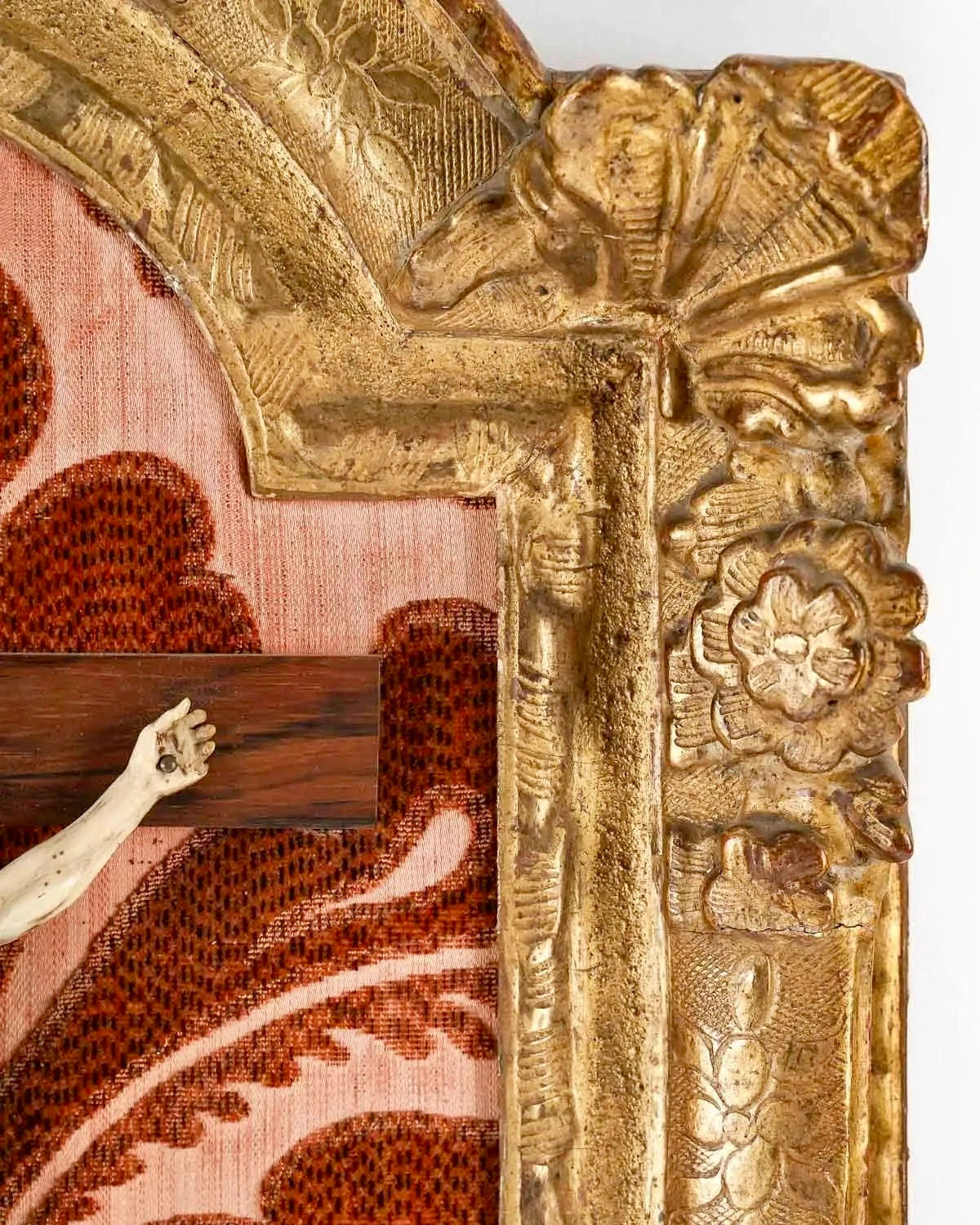 Cristo Tallado sobre Cruz de Madera con Marco Dorado al Estilo Luis XVI del Siglo XVIII – vista 7 de 7