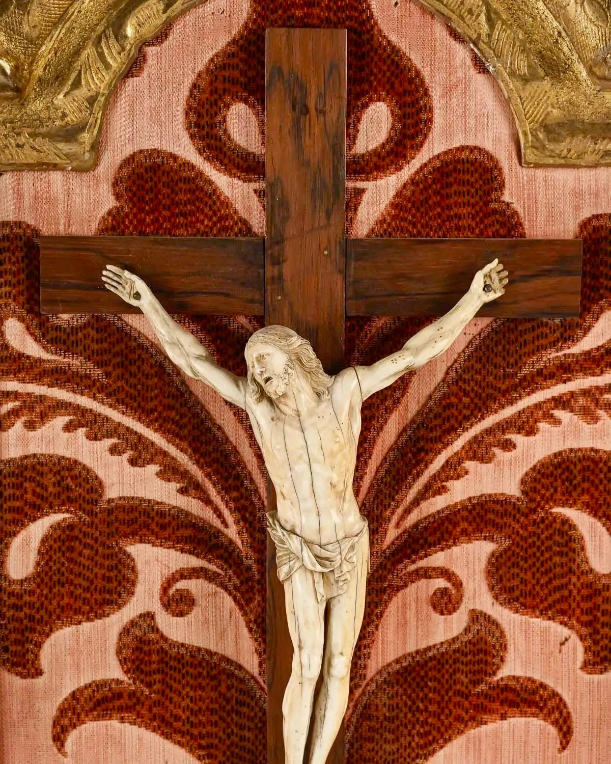 Cristo Tallado sobre Cruz de Madera con Marco Dorado al Estilo Luis XVI del Siglo XVIII – vista 6 de 7