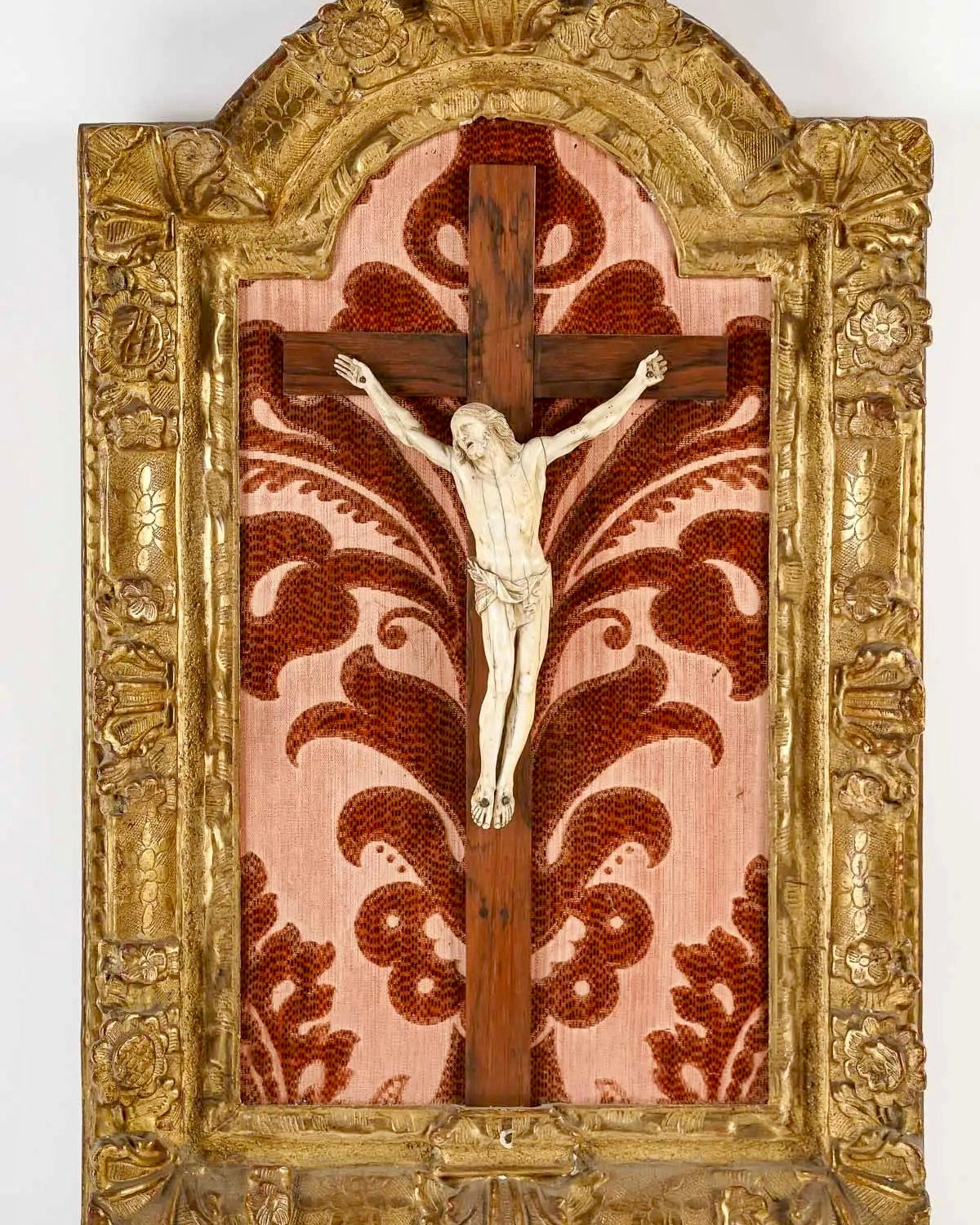 Cristo Tallado sobre Cruz de Madera con Marco Dorado al Estilo Luis XVI del Siglo XVIII