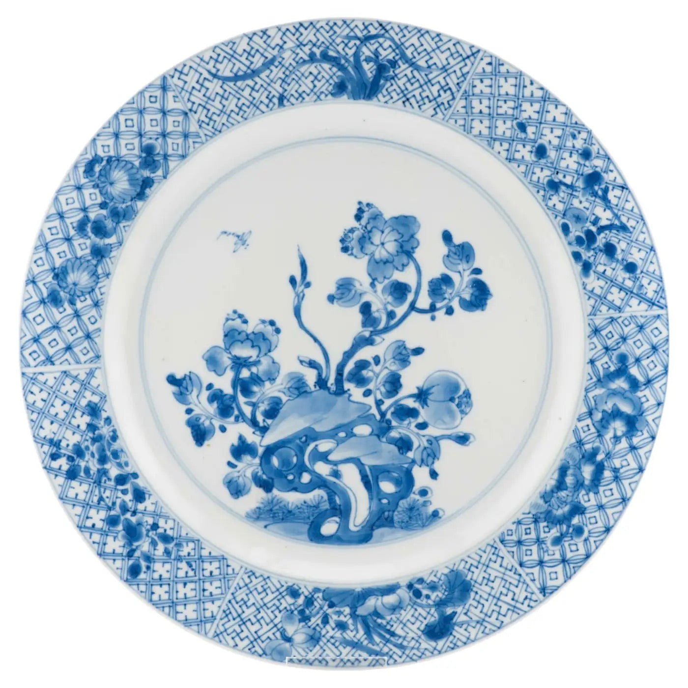Plato del Periodo Kangxi de porcelana azul y blanco (1690-1710)