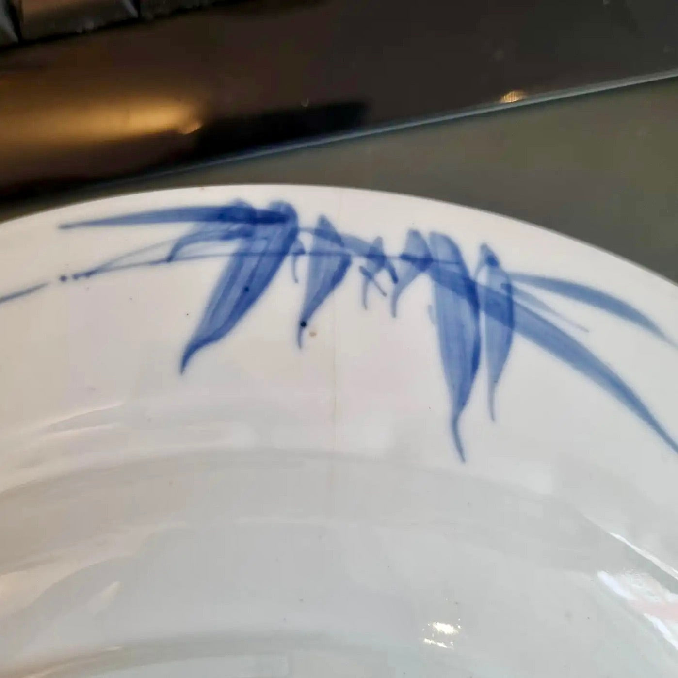 Plato del Periodo Kangxi de porcelana azul y blanco (1690-1710)
