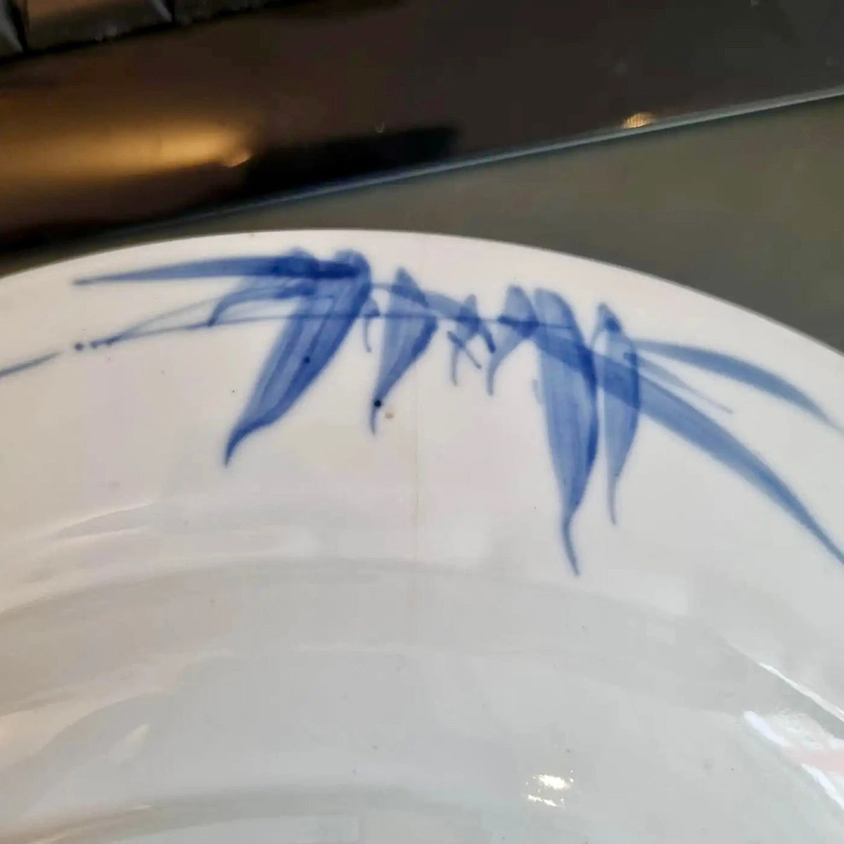 Plato del Periodo Kangxi de porcelana azul y blanco (1690-1710) – vista 3 de 4