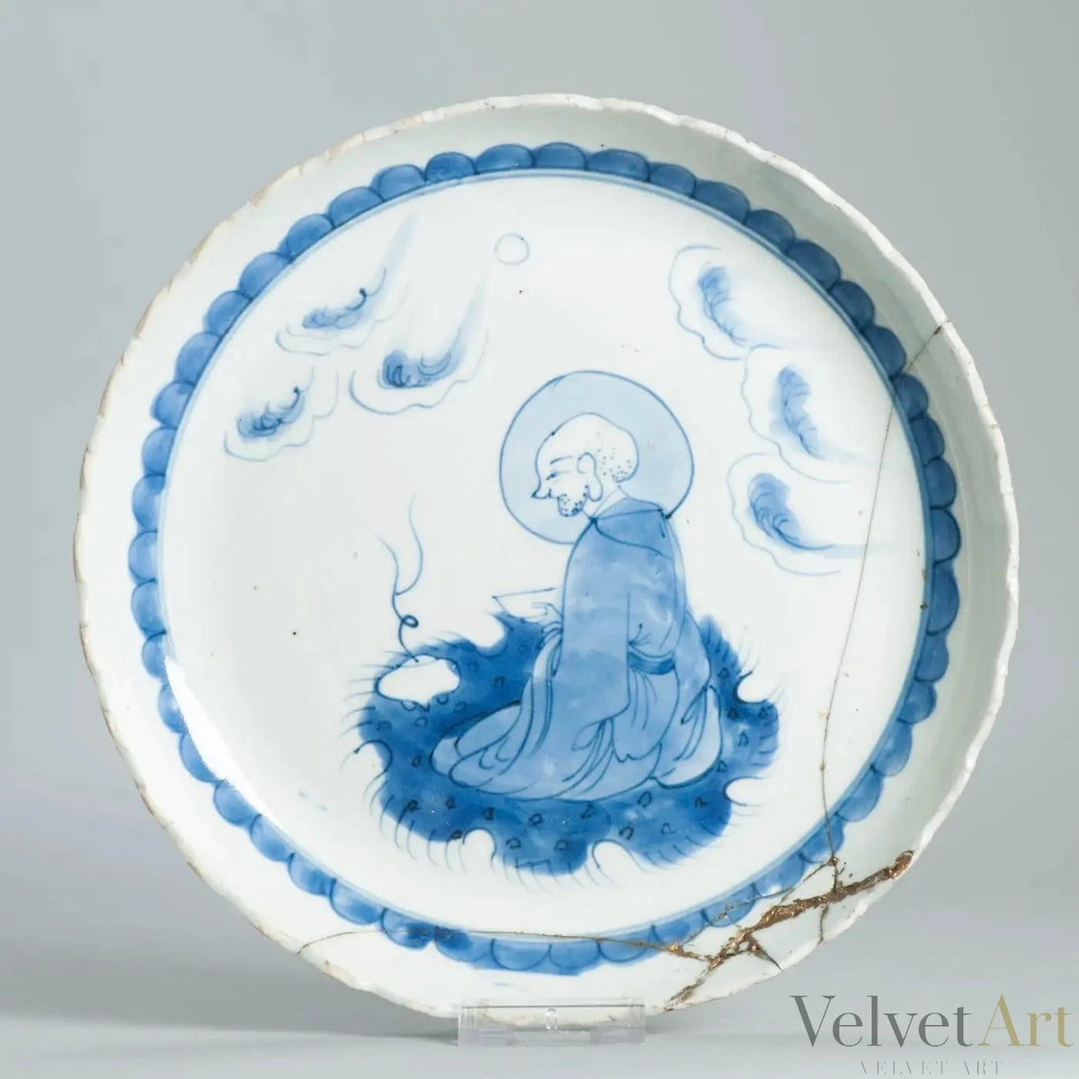 Plato Hondo de Porcelana China con Luohan en Nube, Siglo XVII – vista 2 de 9
