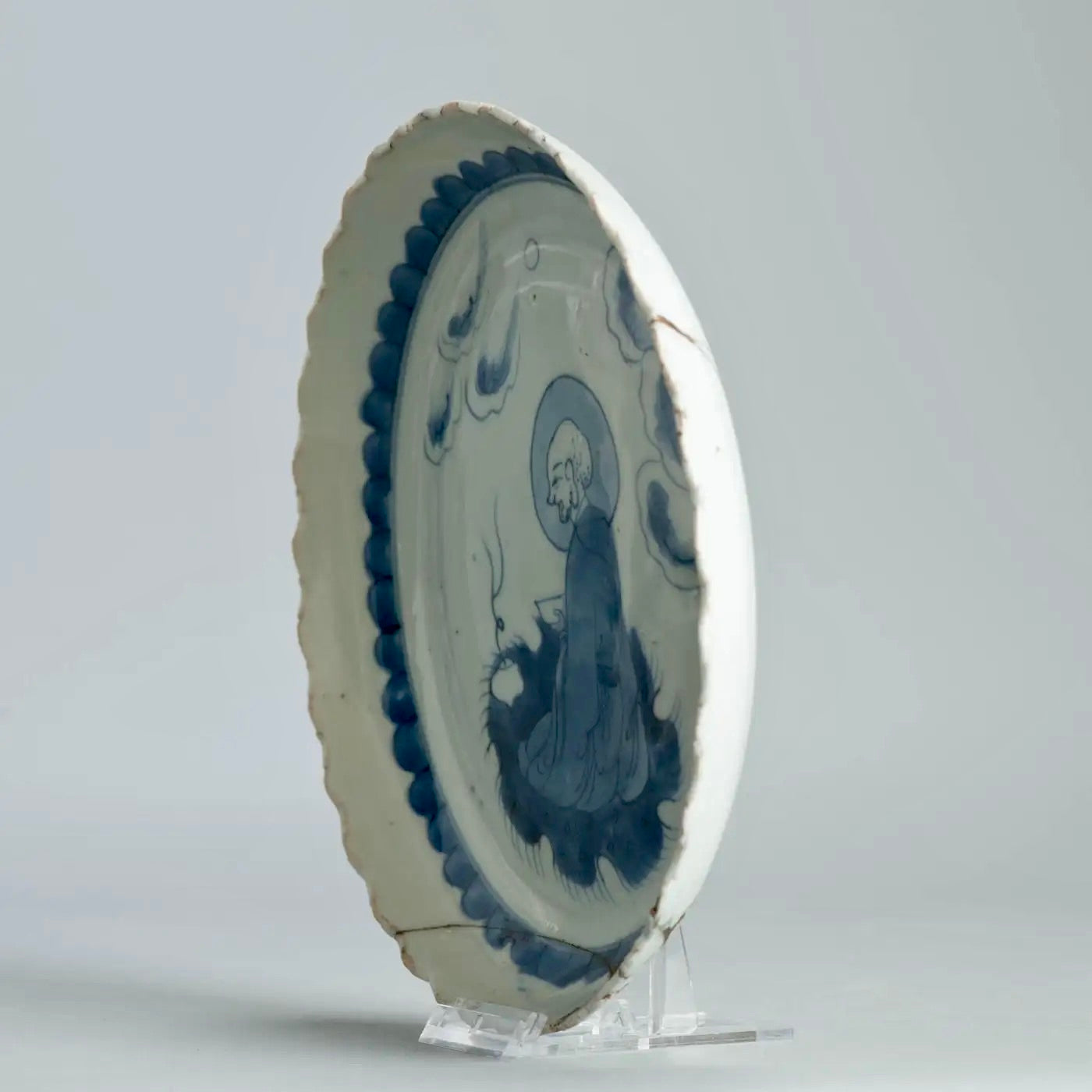 Plato Hondo de Porcelana China con Luohan en Nube, Siglo XVII