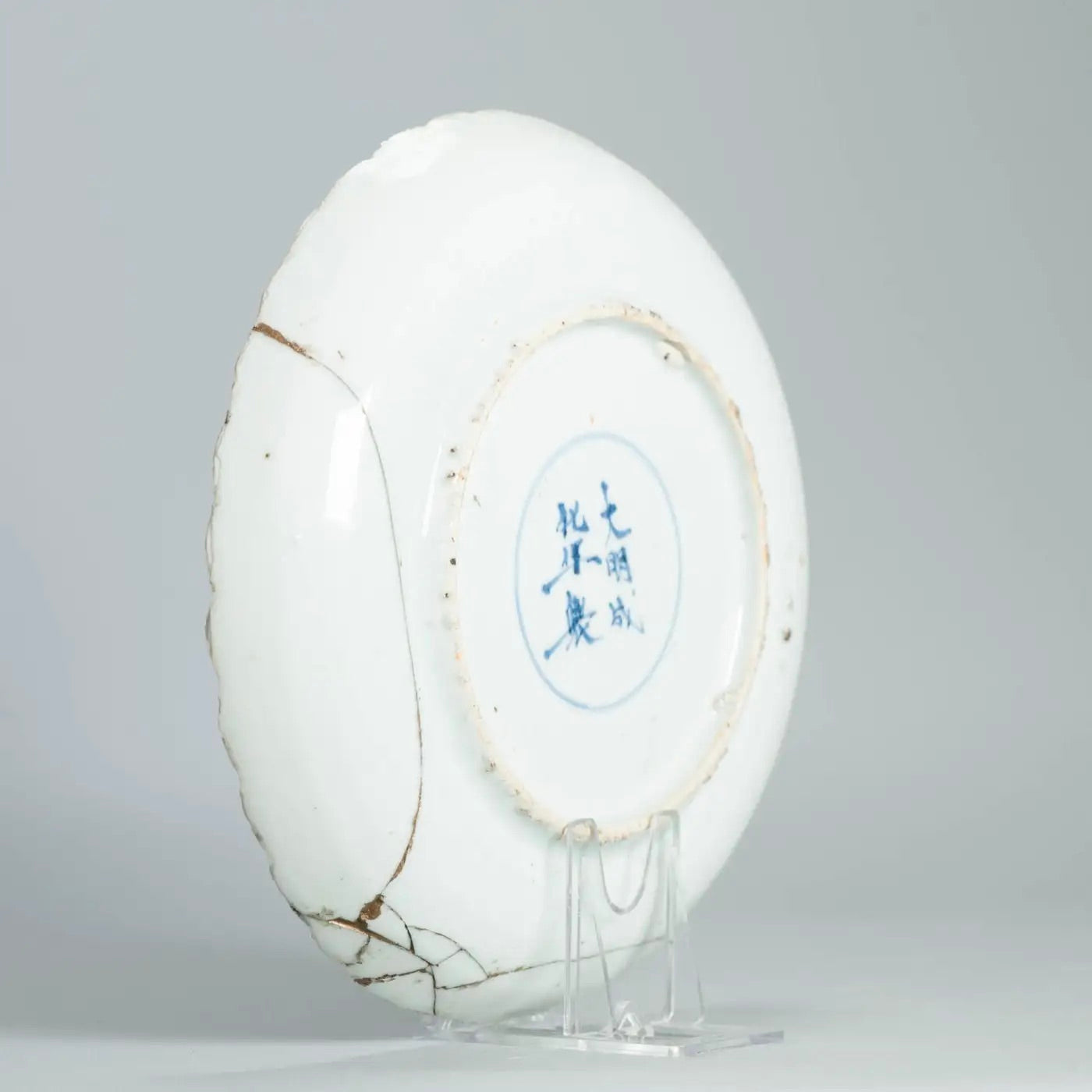Plato Hondo de Porcelana China con Luohan en Nube, Siglo XVII