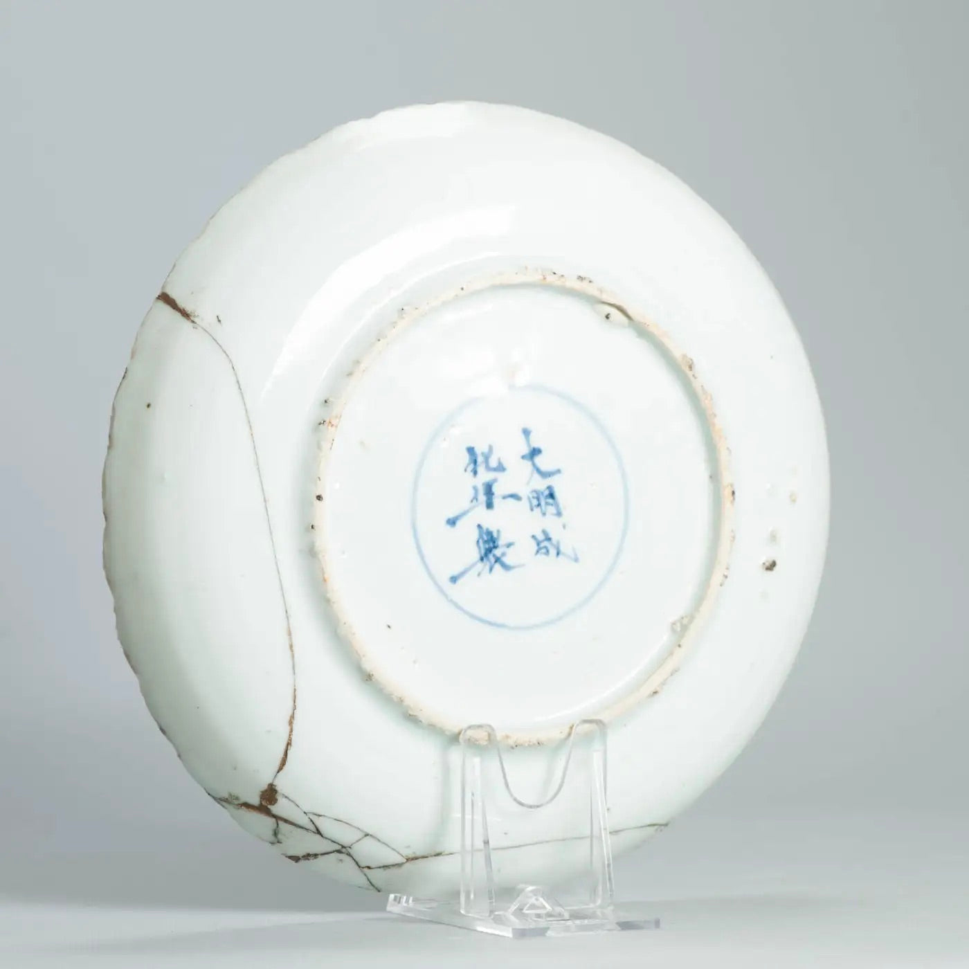 Plato Hondo de Porcelana China con Luohan en Nube, Siglo XVII