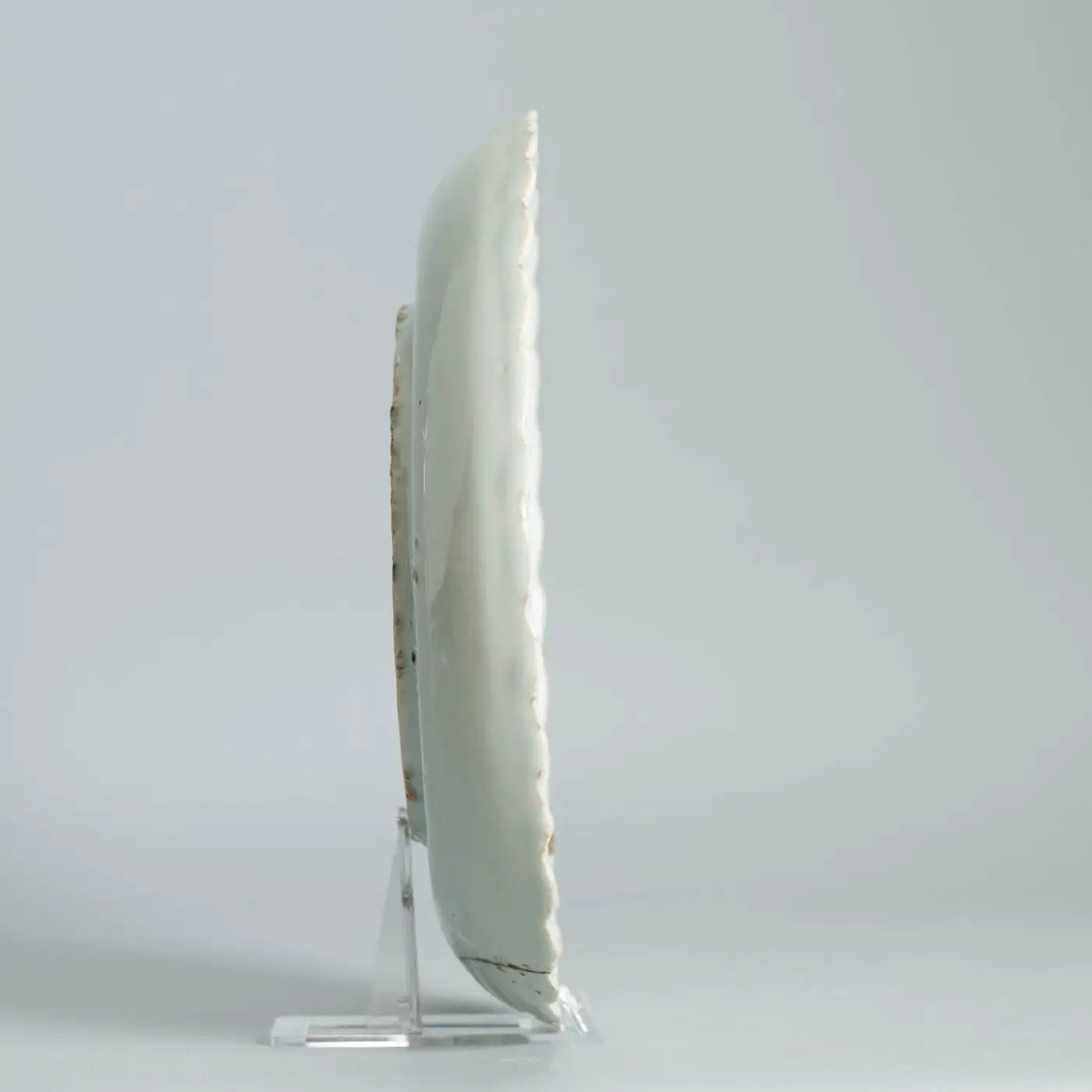 Plato Hondo de Porcelana China con Luohan en Nube, Siglo XVII
