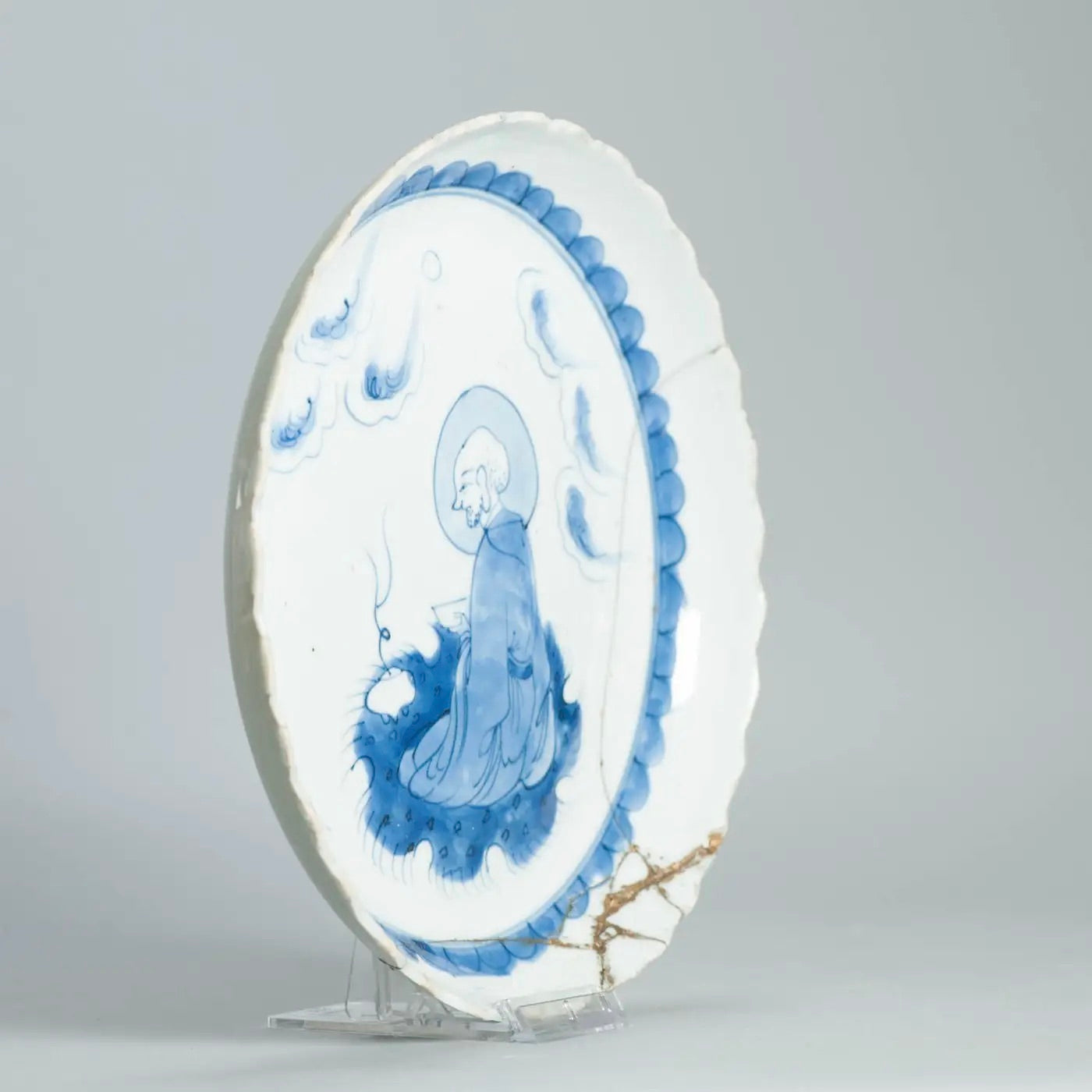 Plato Hondo de Porcelana China con Luohan en Nube, Siglo XVII