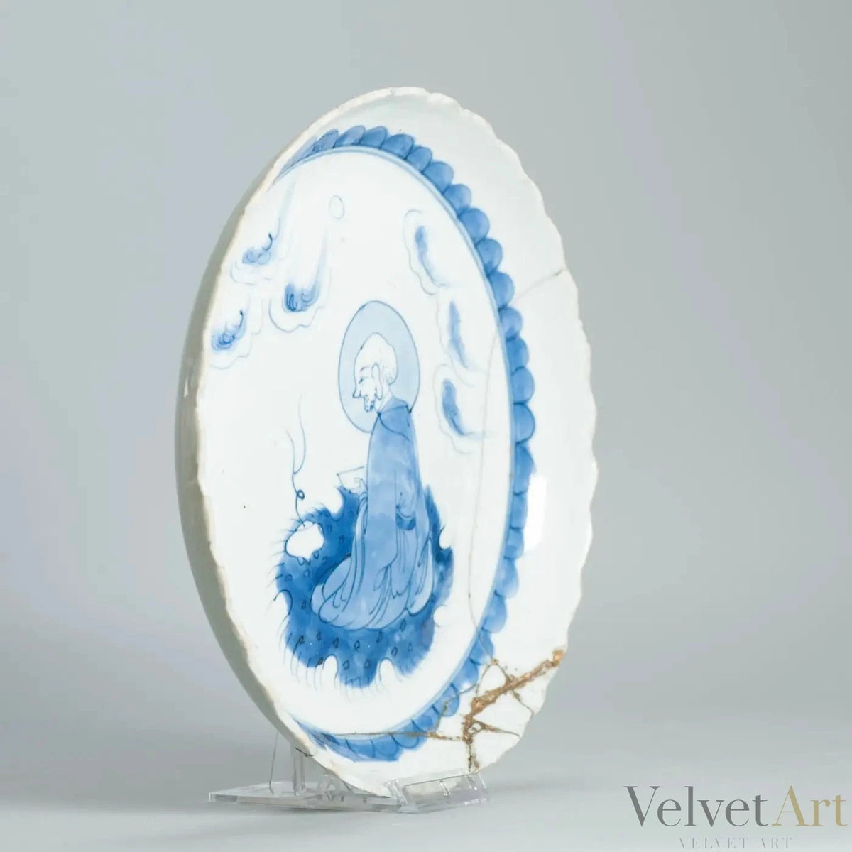 Plato Hondo de Porcelana China con Luohan en Nube, Siglo XVII – vista 8 de 9