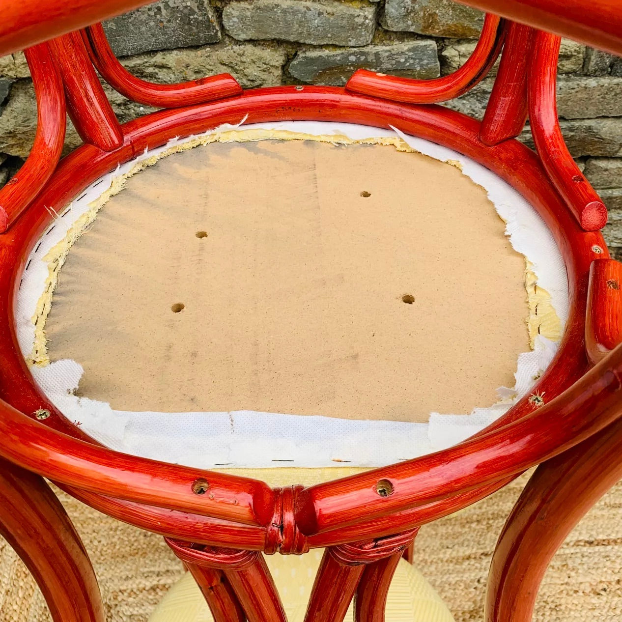 Sillas de Ratán Rojo con Tapizado Geométrico