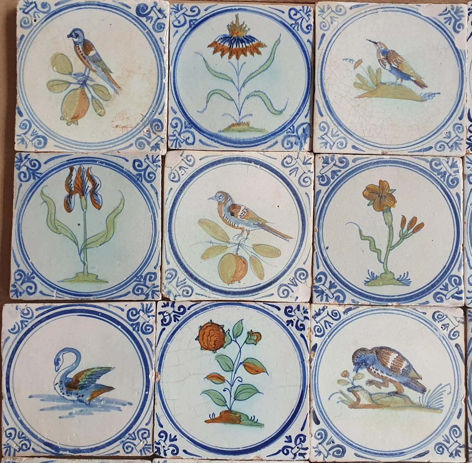 16 Azulejos Delft Holandeses Policromados, con Flores y Pájaros | Siglo XVIII-XIX