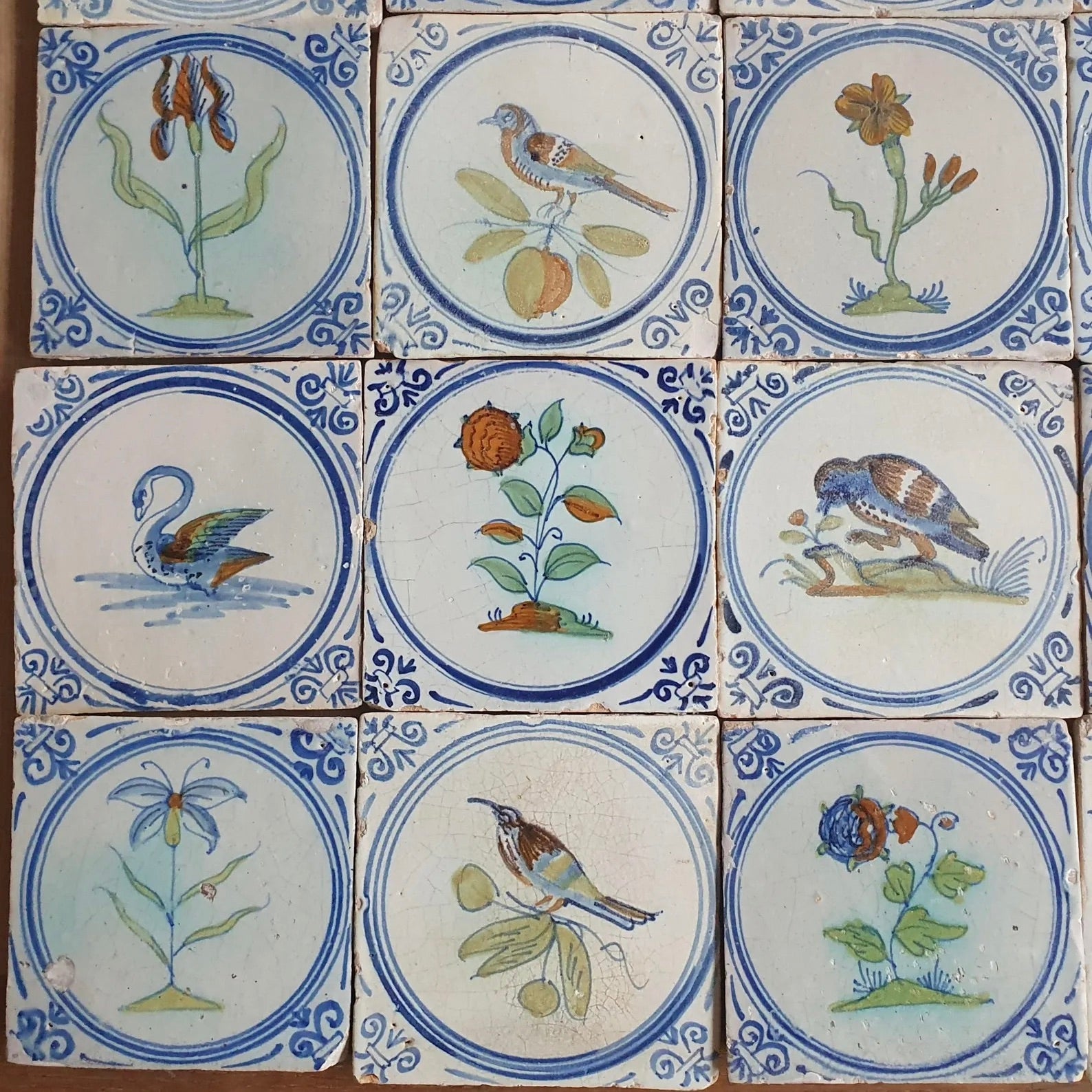 16 Azulejos Delft Holandeses Policromados, con Flores y Pájaros | Siglo XVIII-XIX
