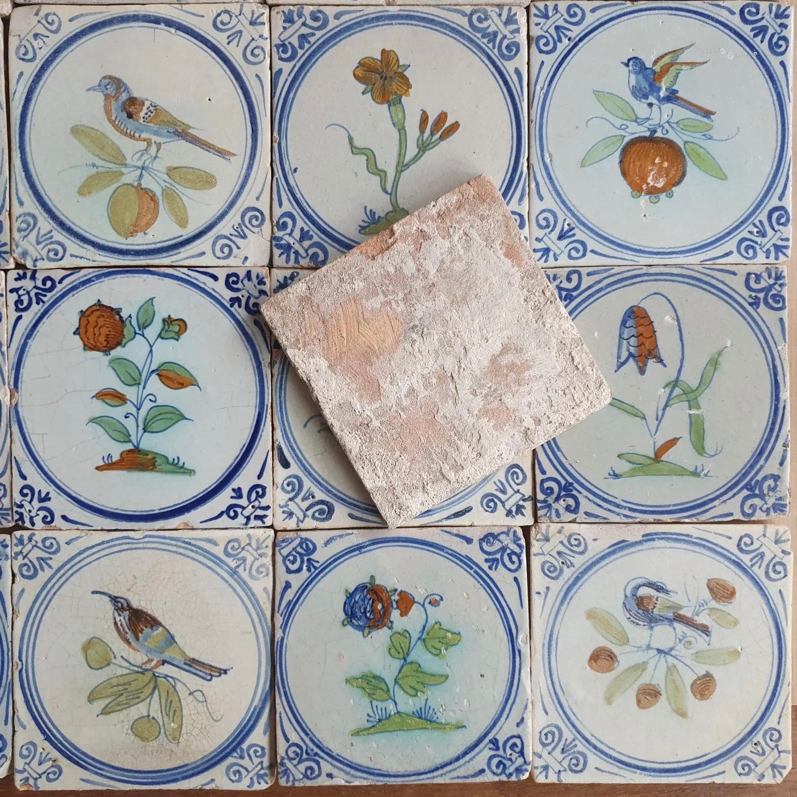 16 Azulejos Delft Holandeses Policromados, con Flores y Pájaros | Siglo XVIII-XIX