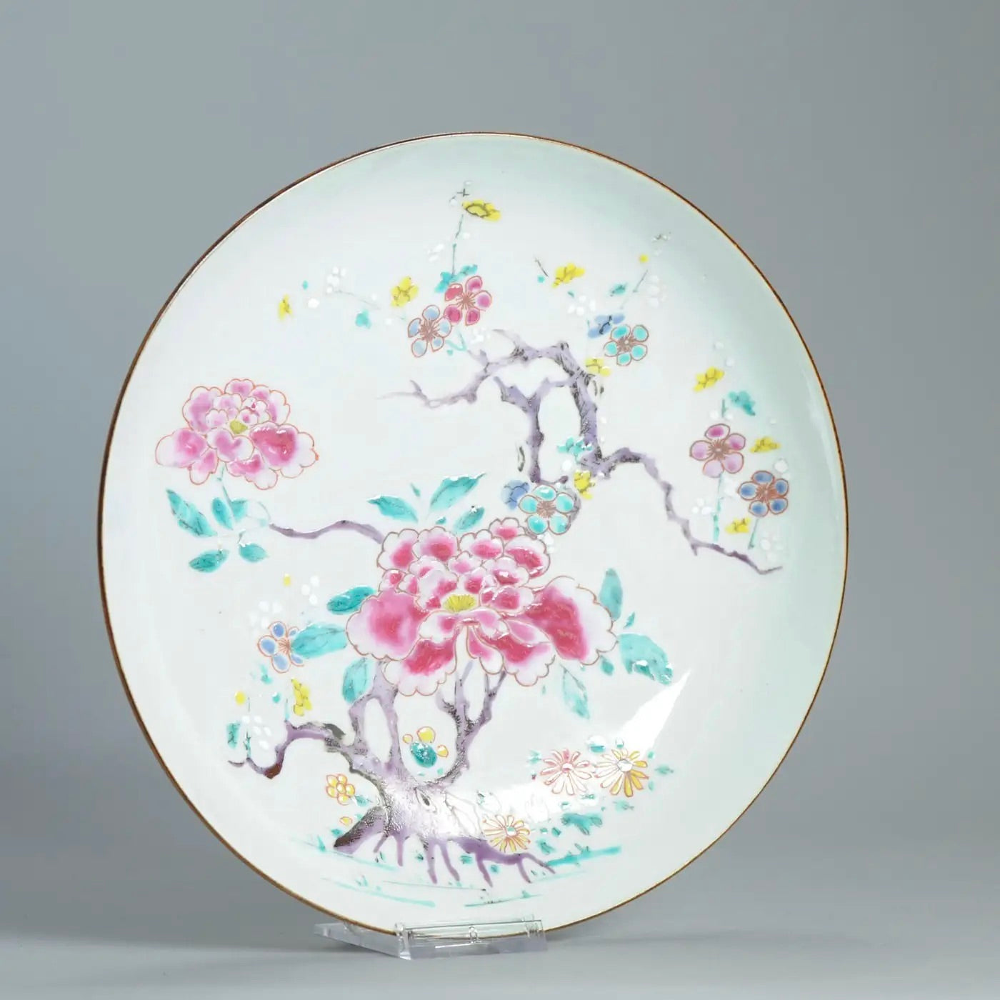 Plato de Porcelana China Yongzheng | Famille Rose, Siglo XVIII