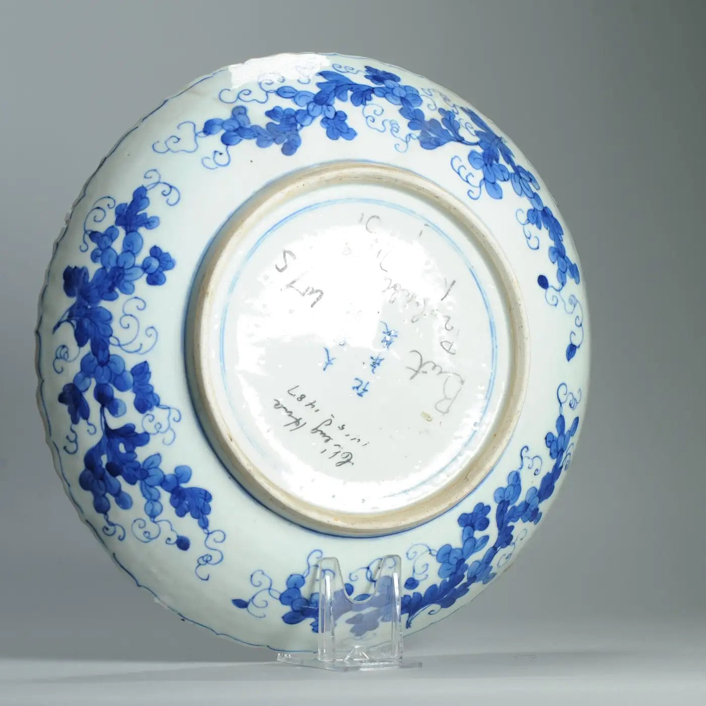 Plato de Porcelana China Qing, Siglo XVIII | La Leyenda del Pez y el Dragón