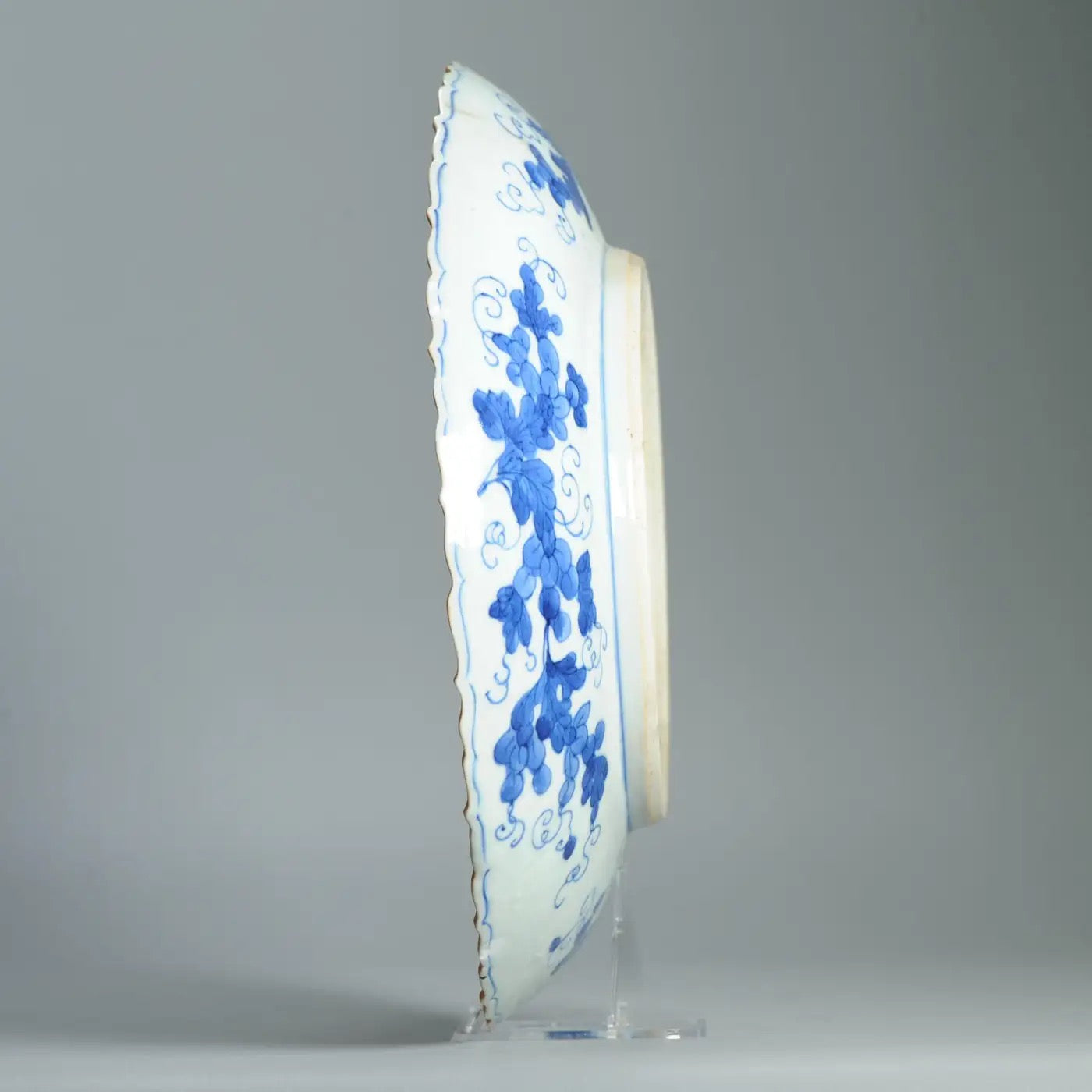 Plato de Porcelana China Qing, Siglo XVIII | La Leyenda del Pez y el Dragón
