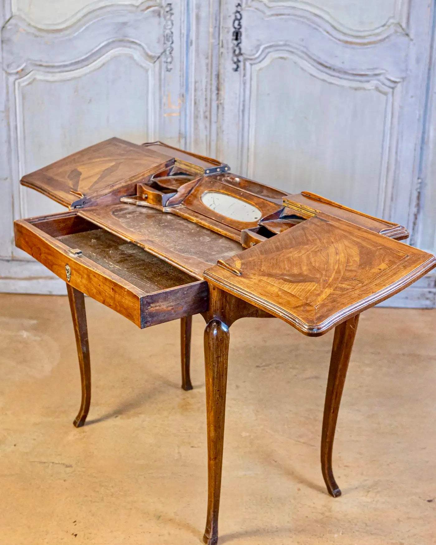 Escritorio de Nogal Estilo Luis XV para Mujer | Francia, 1810