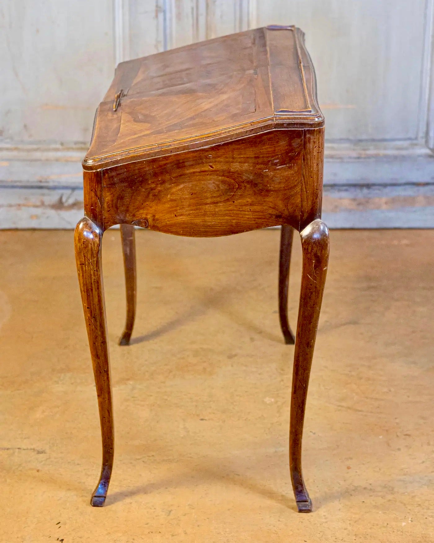 Escritorio de Nogal Estilo Luis XV para Mujer | Francia, 1810