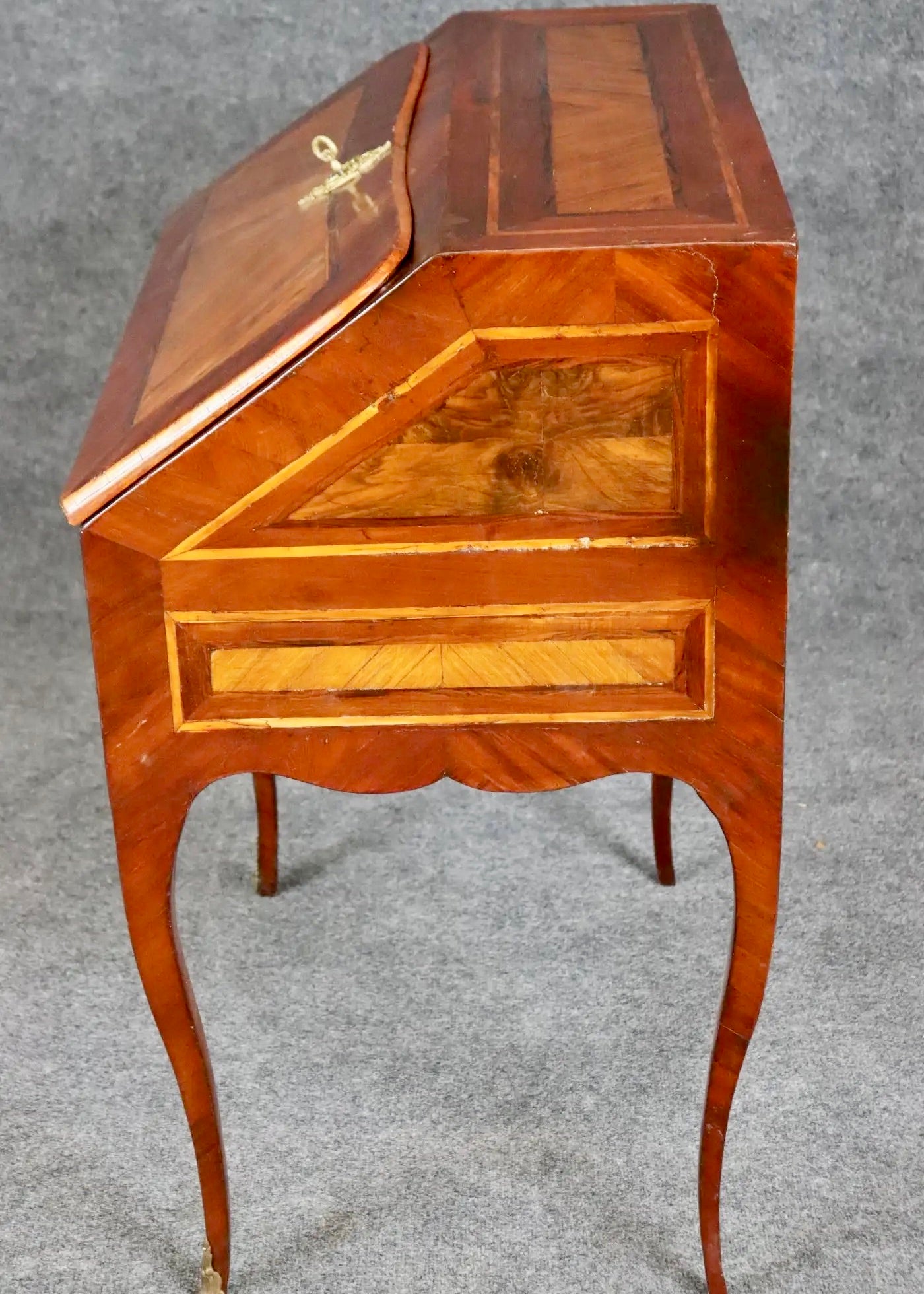 Escritorio Femenino Luis XV en Kingwood y Nogal | Francia 1780