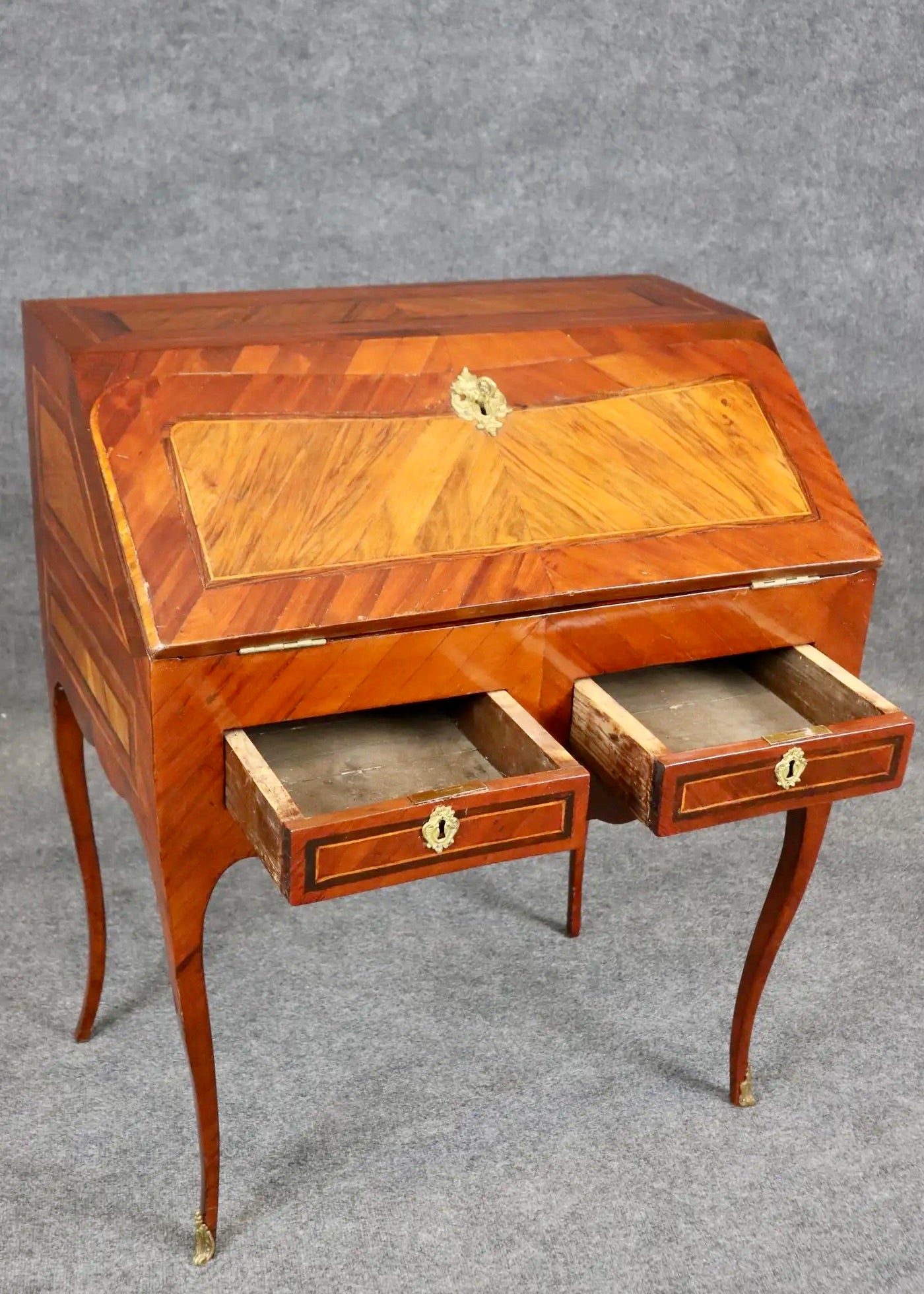 Escritorio Femenino Luis XV en Kingwood y Nogal | Francia 1780