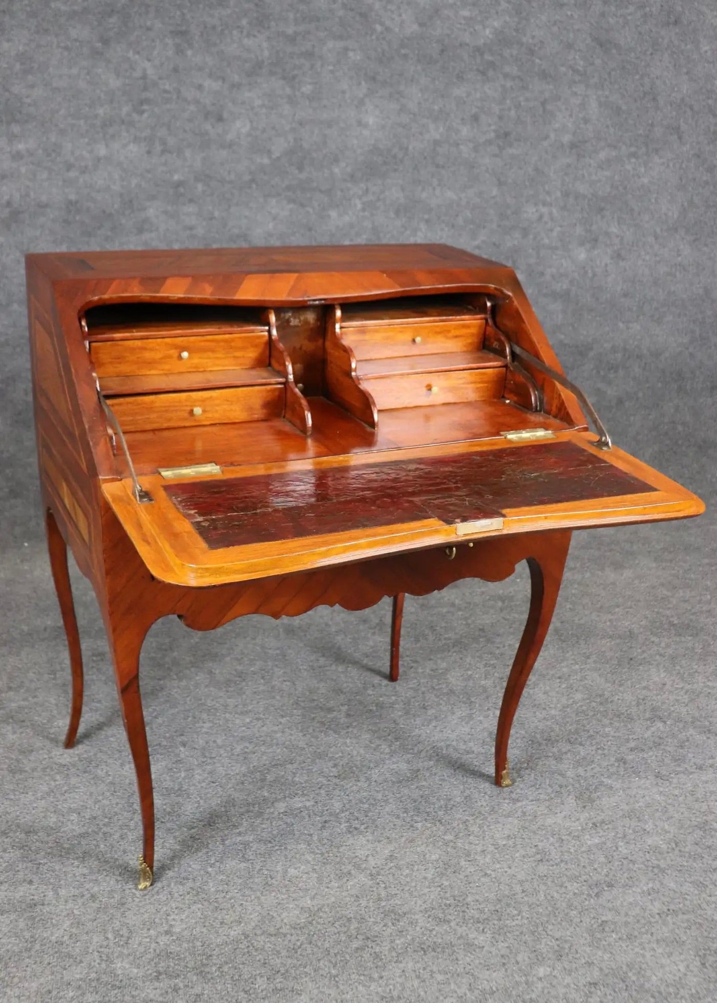 Escritorio Femenino Luis XV en Kingwood y Nogal | Francia 1780