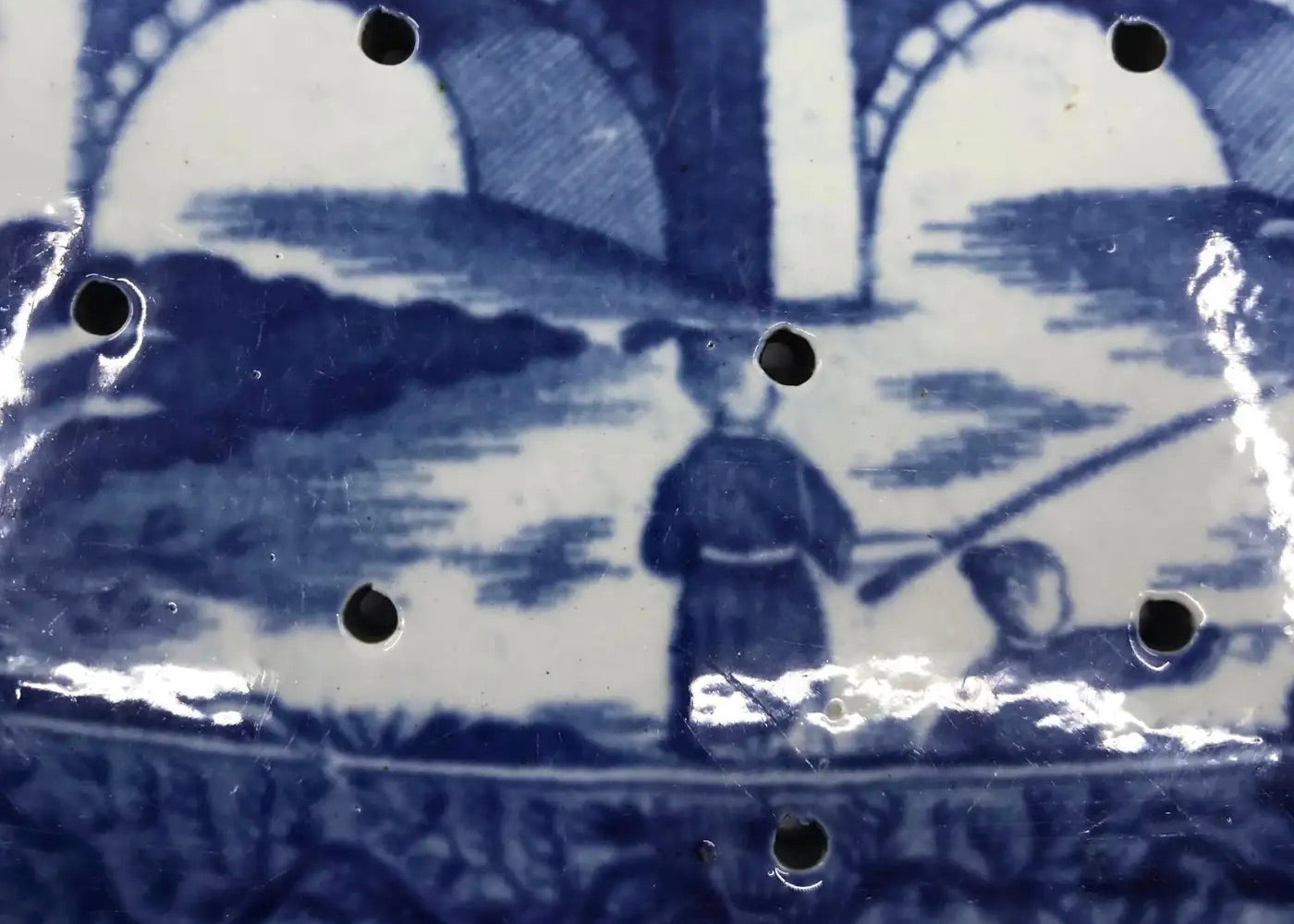 Colador de Loza Inglesa con Decoración Chinoiserie en Azul y Blanco, 1800