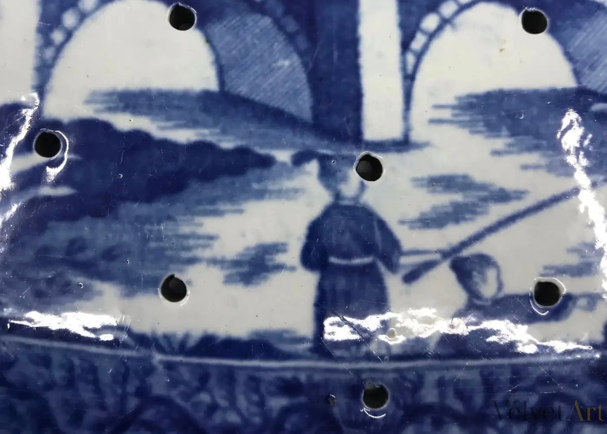 Colador de Loza Inglesa con Decoración Chinoiserie en Azul y Blanco, 1800 – vista 3 de 7