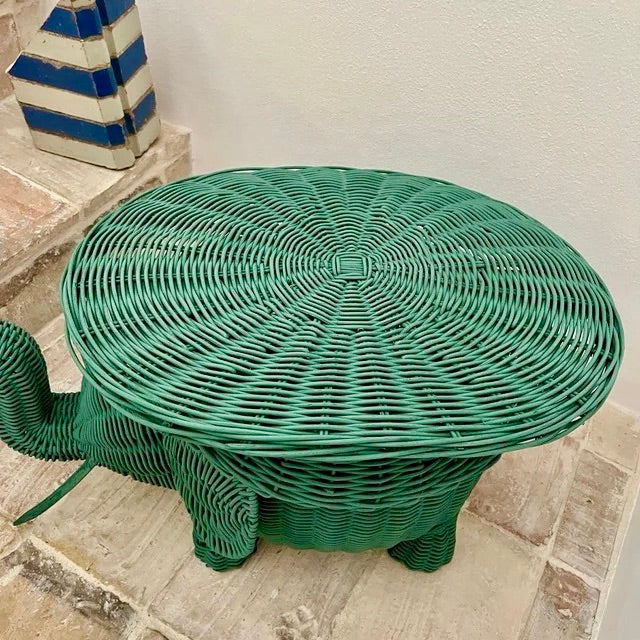 Mesa Verde de Mimbre “Elefante” de Diseño Artesanal