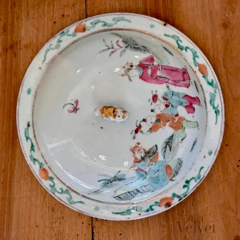 Jarra de Porcelana China con Tapa, Famille Rose, Siglo XVIII – vista 3 de 4