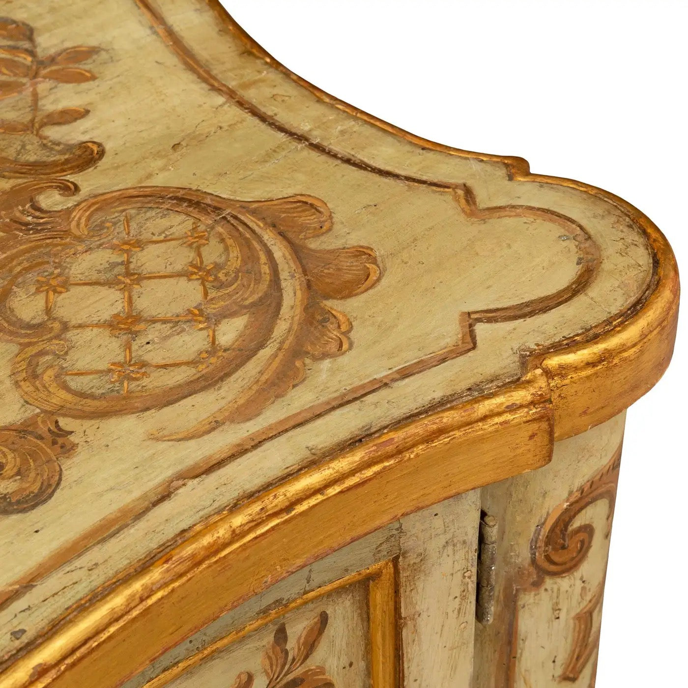 Arcón Italiano Luis XV del Siglo XVIII | Decoración de Querubines y Ormolu