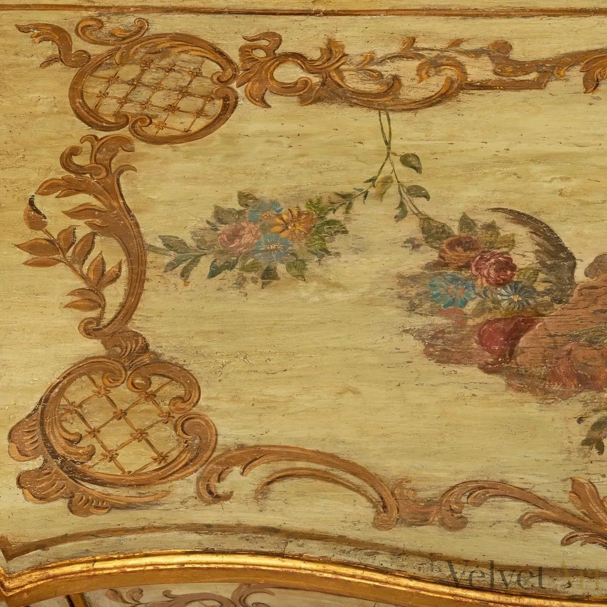 Arcón Italiano Luis XV del Siglo XVIII, Decoración de Querubines y Ormolu – vista 6 de 9