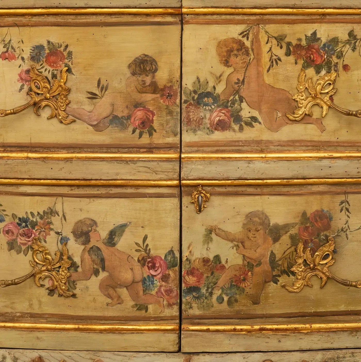 Arcón Italiano Luis XV del Siglo XVIII | Decoración de Querubines y Ormolu