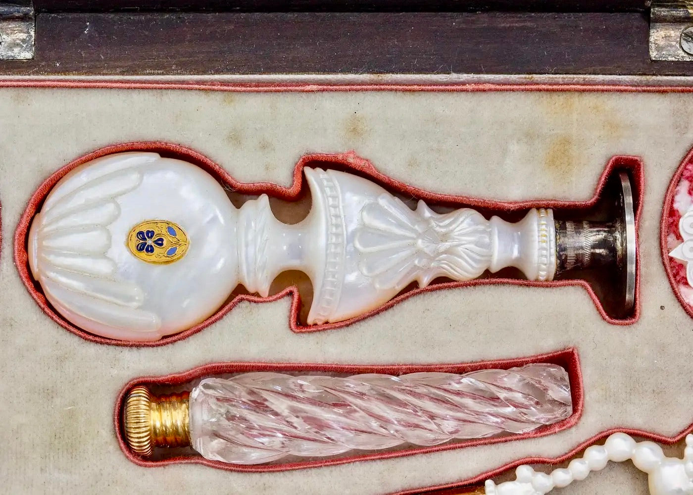Costurero Francés Palais Royal de Madera de Morera y Nácar del Siglo XIX