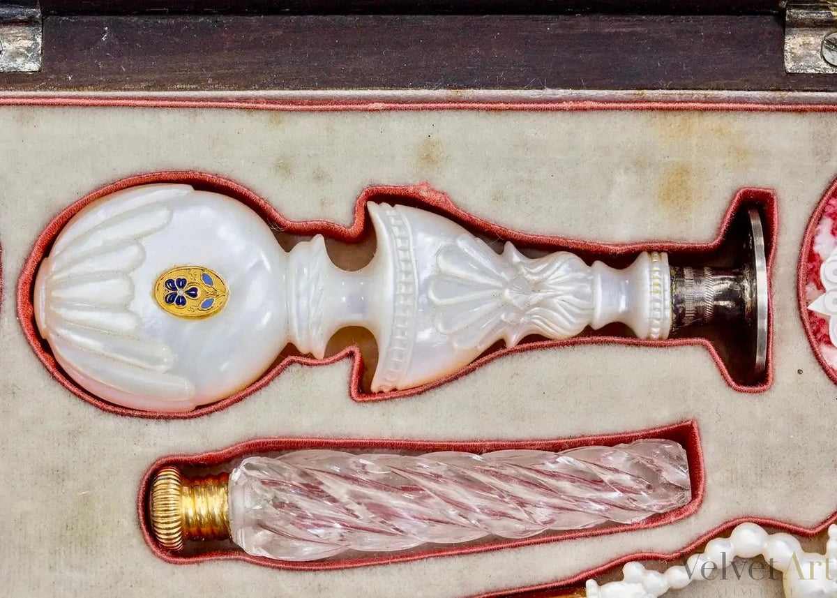 Costurero Francés Palais Royal de Madera de Morera y Nácar del Siglo XIX