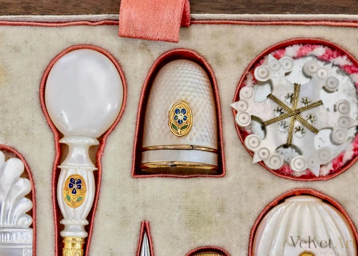 Costurero Francés Palais Royal de Madera de Morera y Nácar del Siglo XIX