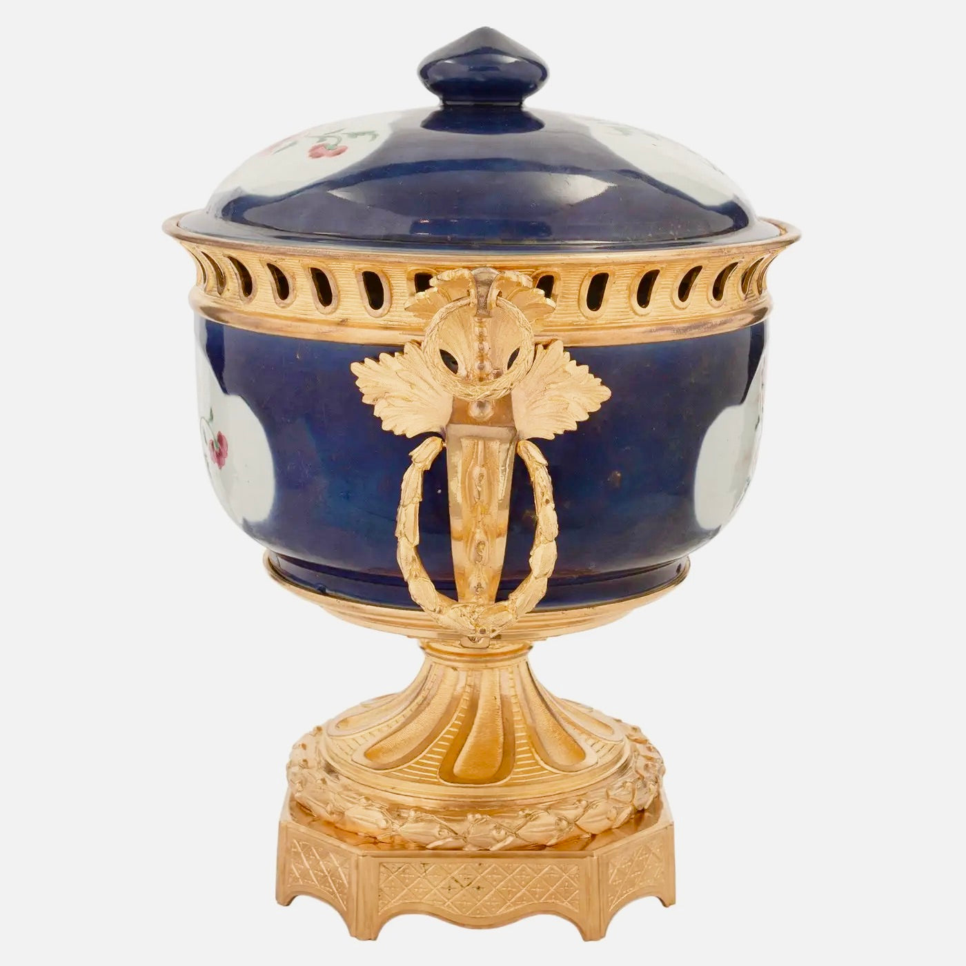 Centro de Mesa Francés en Porcelana China y Ormolu Estilo Luis XVI del Siglo XIX