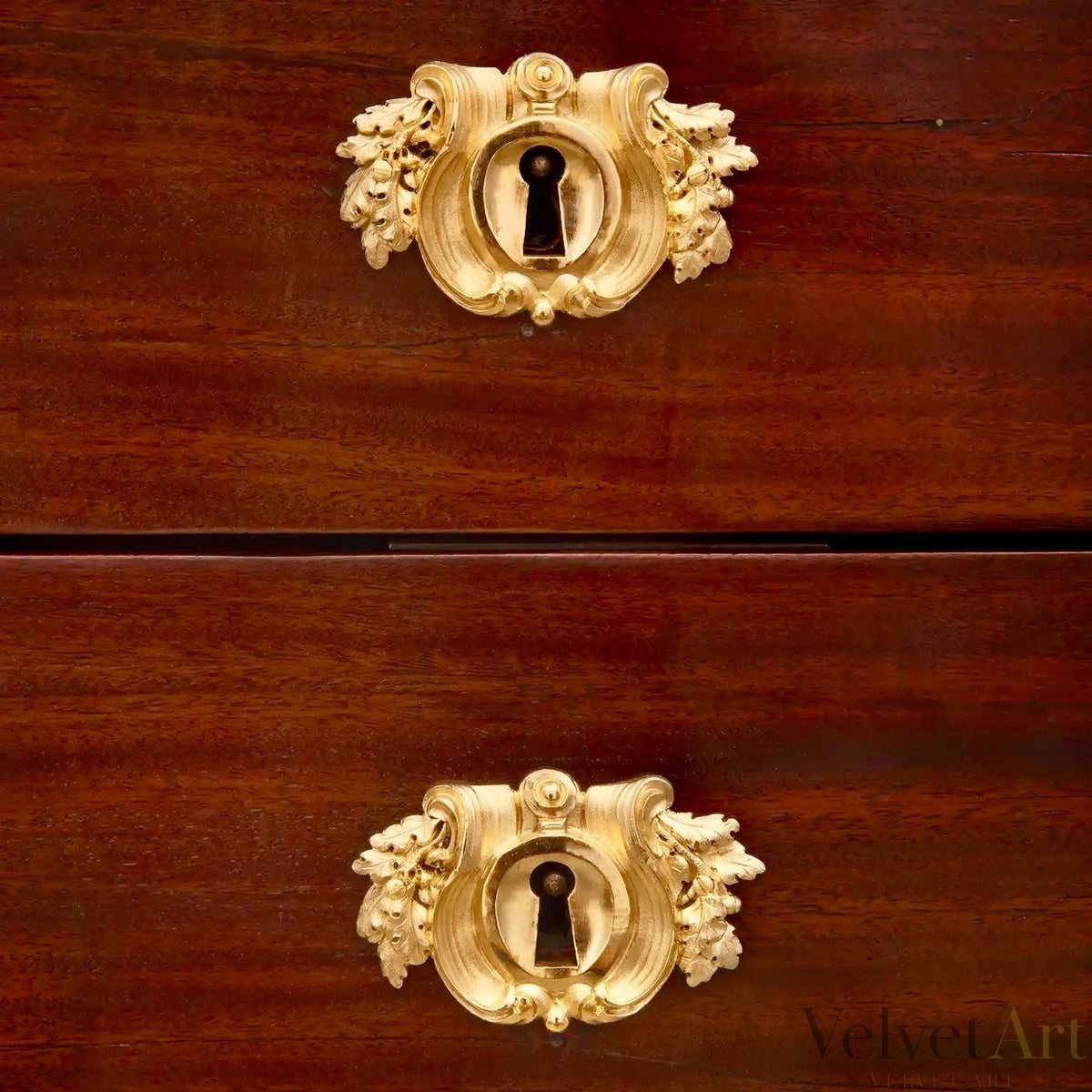 Cómoda Francesa Luis XVI Atribuida a Henry Dasson, Caoba, Ormolú y Mármol Brèche d’Alep – vista 8 de 10