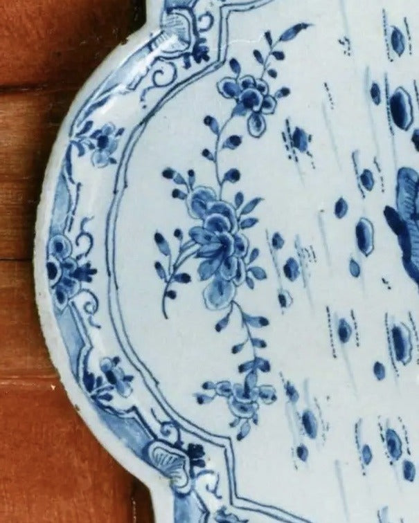 Cartela de Delft con Dama en Jardín Chinoiserie (1750–1775)