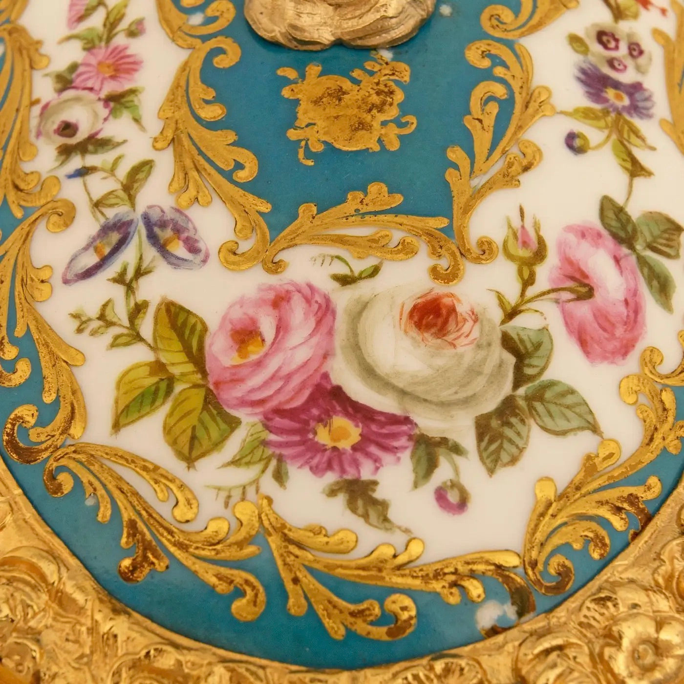 Caja joyero francesa de porcelana de Sèvres y ormolú, estilo Luis XVI, siglo XIX