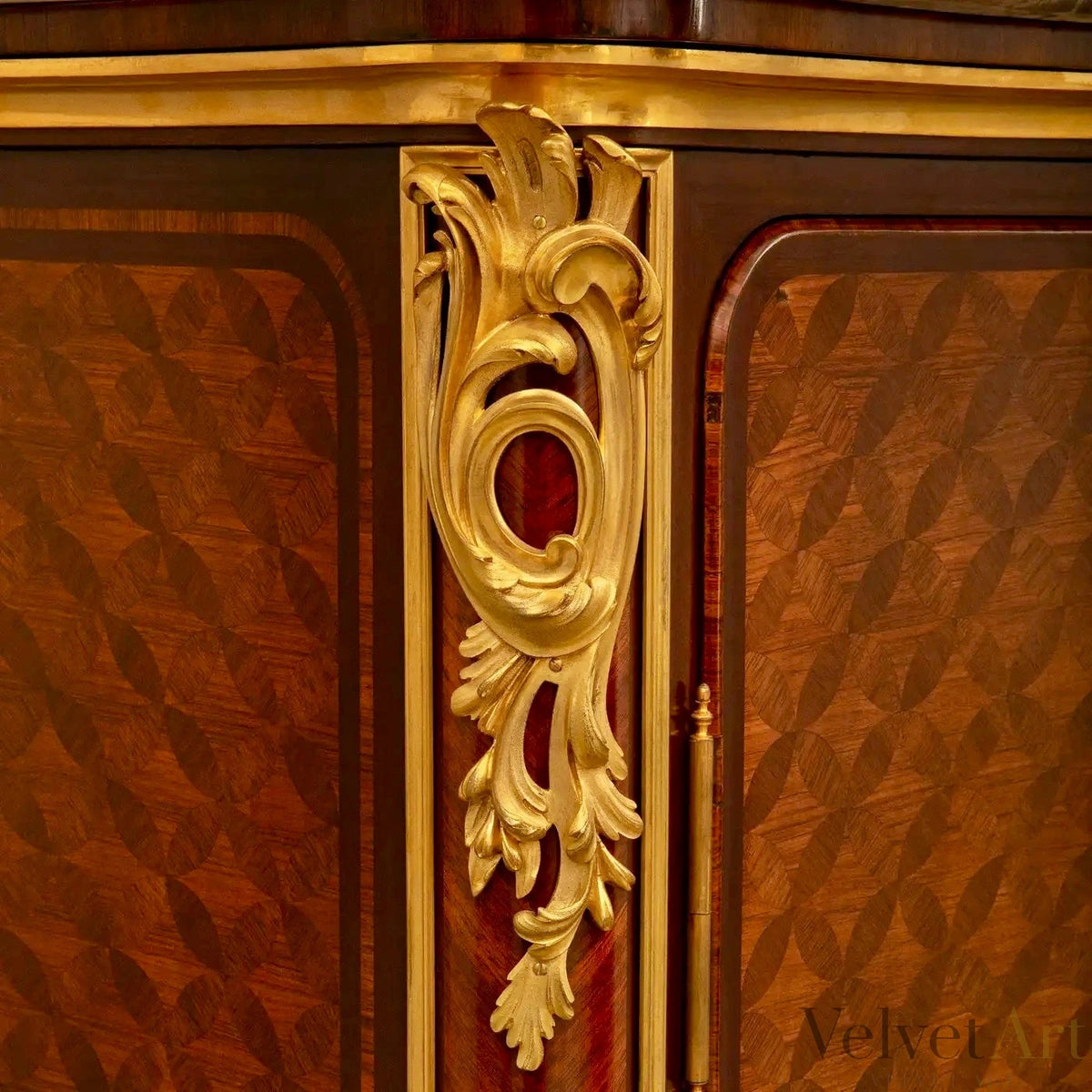 Vitrina Francesa en Tulipwood, Ormolu y Mármol Brèche Violette, Siglo XIX, Estilo Luis XV – vista 6 de 10