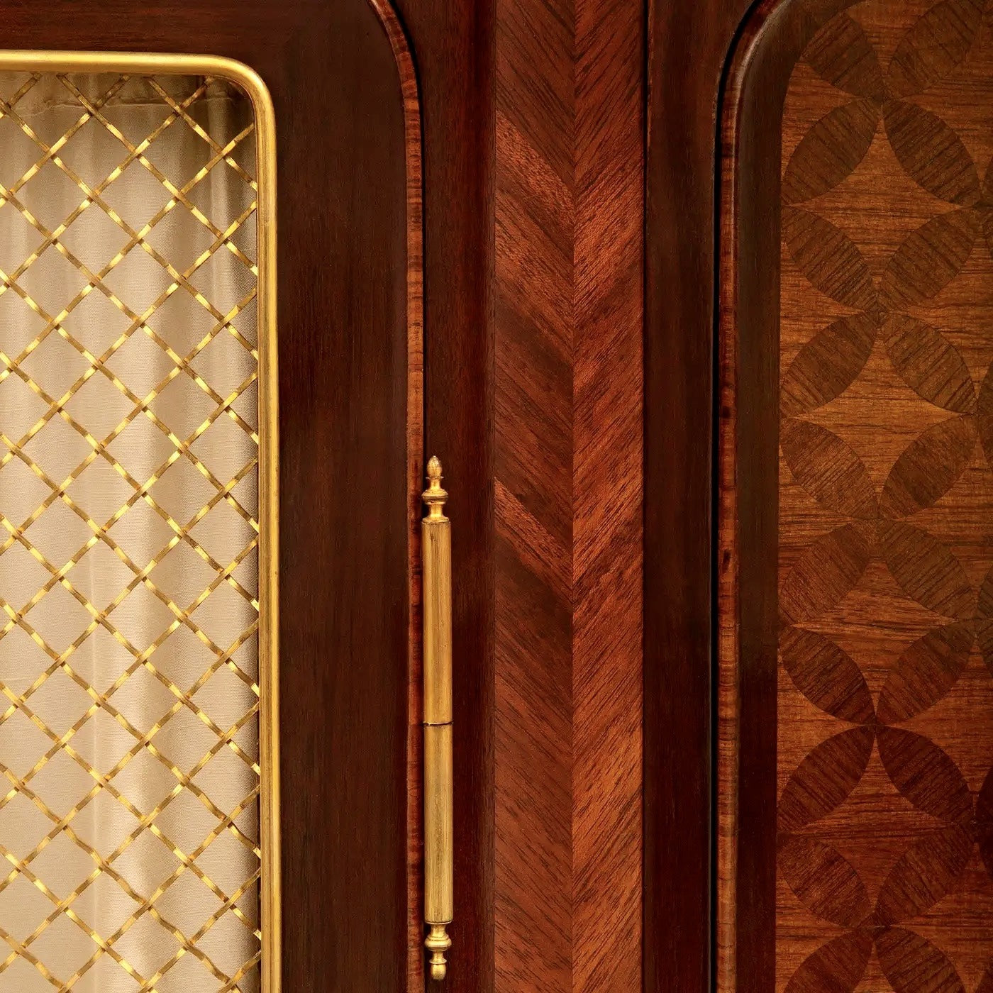 Vitrina Francesa en Tulipwood, Ormolu y Mármol Brèche Violette | Siglo XIX, Estilo Luis XV