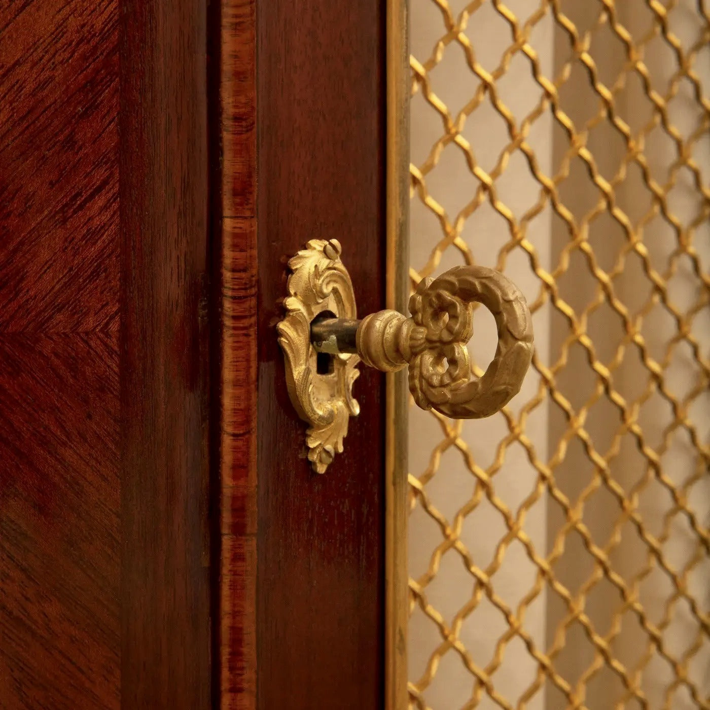 Vitrina Francesa en Tulipwood, Ormolu y Mármol Brèche Violette | Siglo XIX, Estilo Luis XV