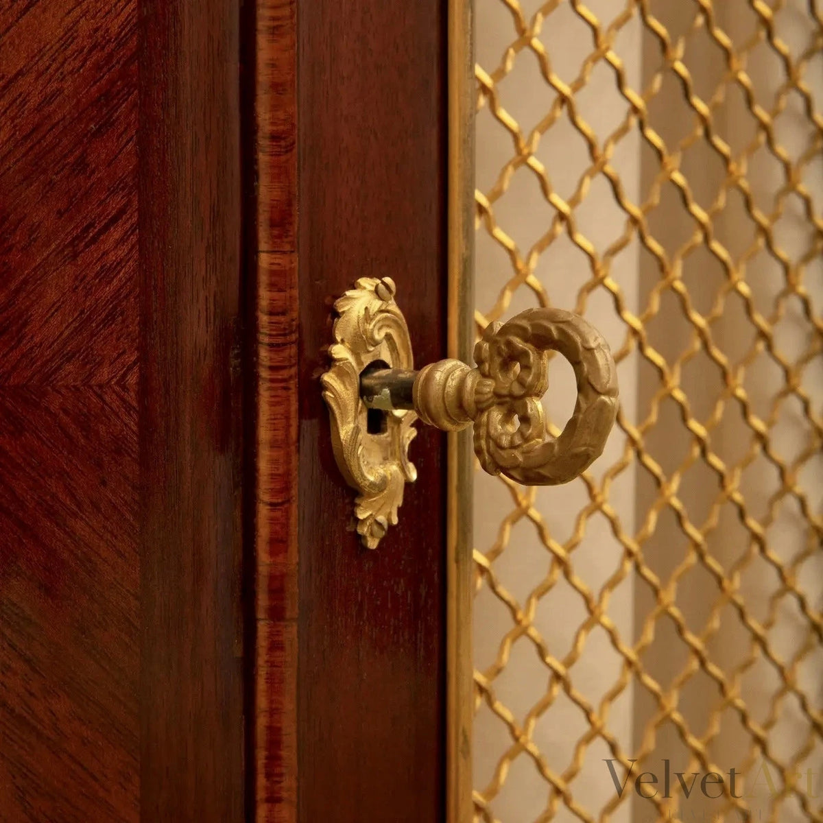 Vitrina Francesa en Tulipwood, Ormolu y Mármol Brèche Violette, Siglo XIX, Estilo Luis XV – vista 8 de 10