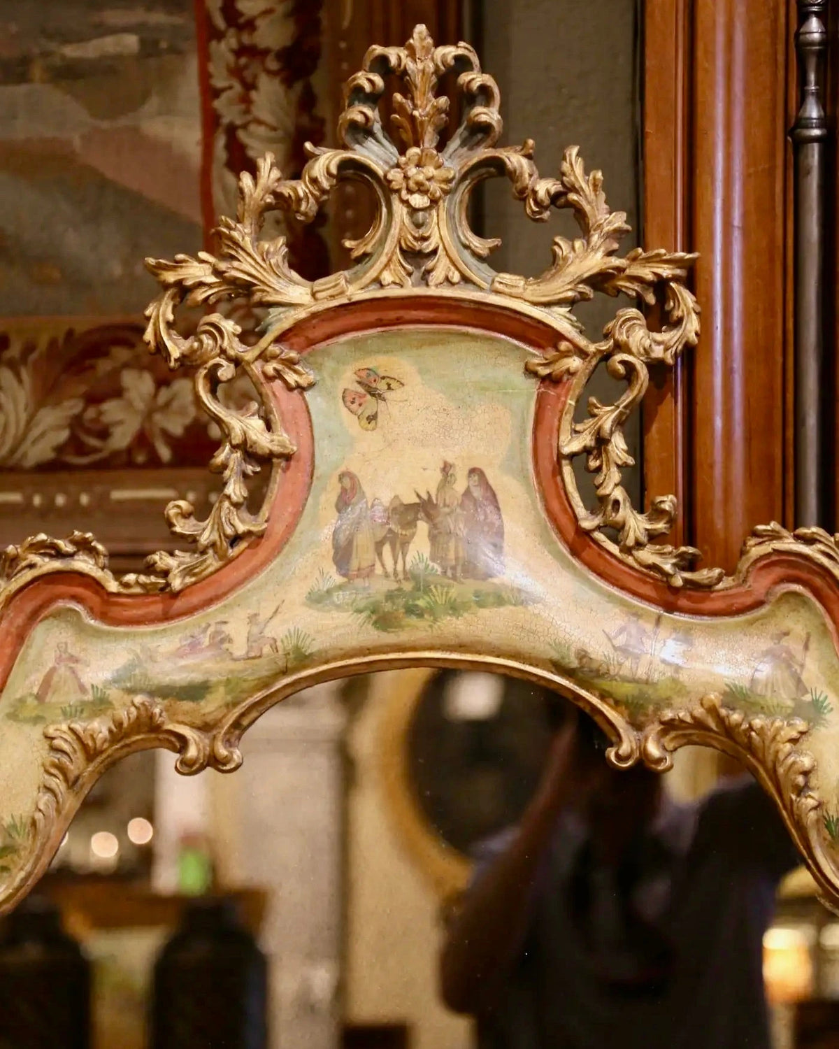 Espejo Italiano Rococó Pintado a Mano con Escenas Pastorales del Siglo XIX