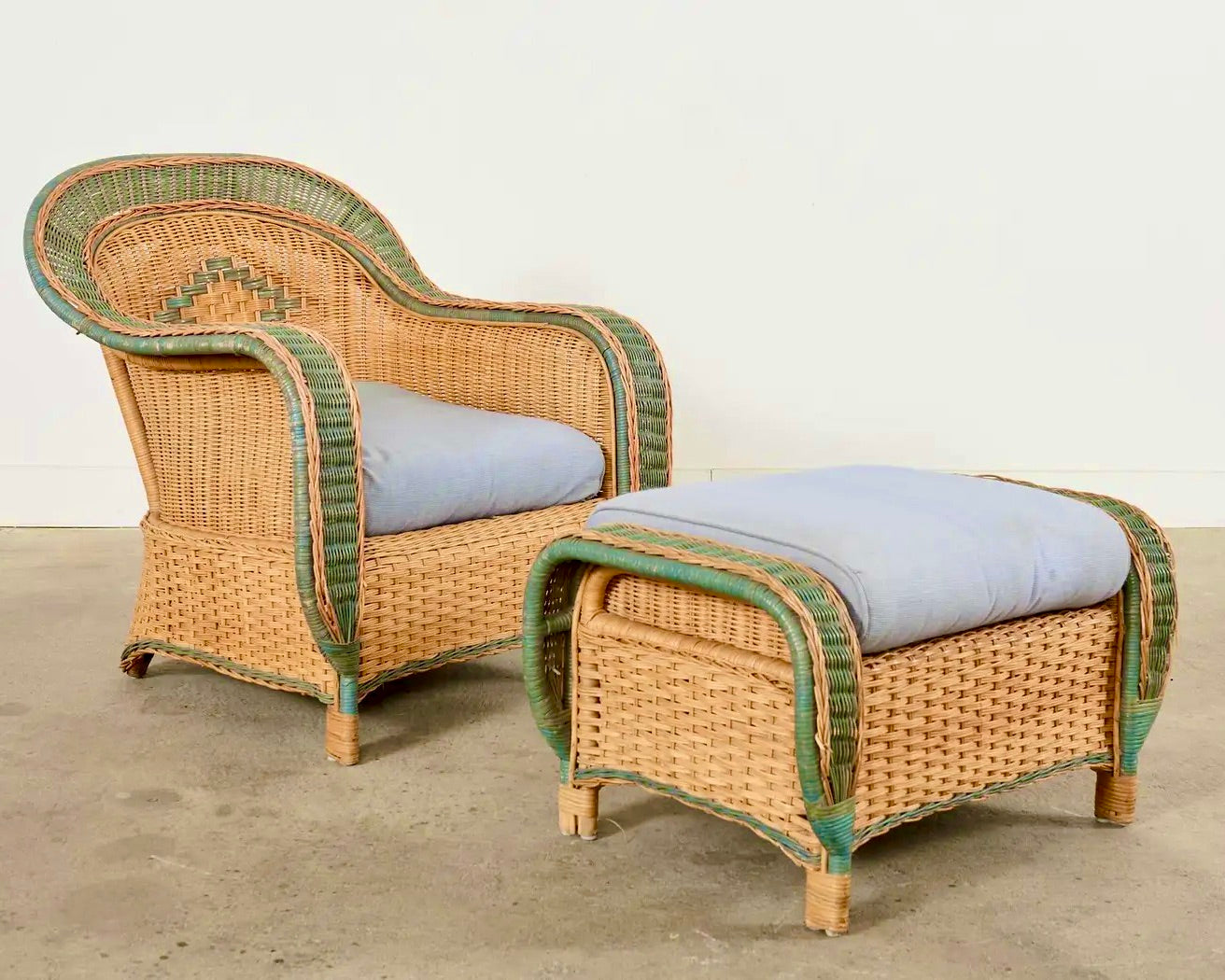 Sillones de Ratán y Mimbre Francés de Estilo Grange con Otomana del Siglo XX